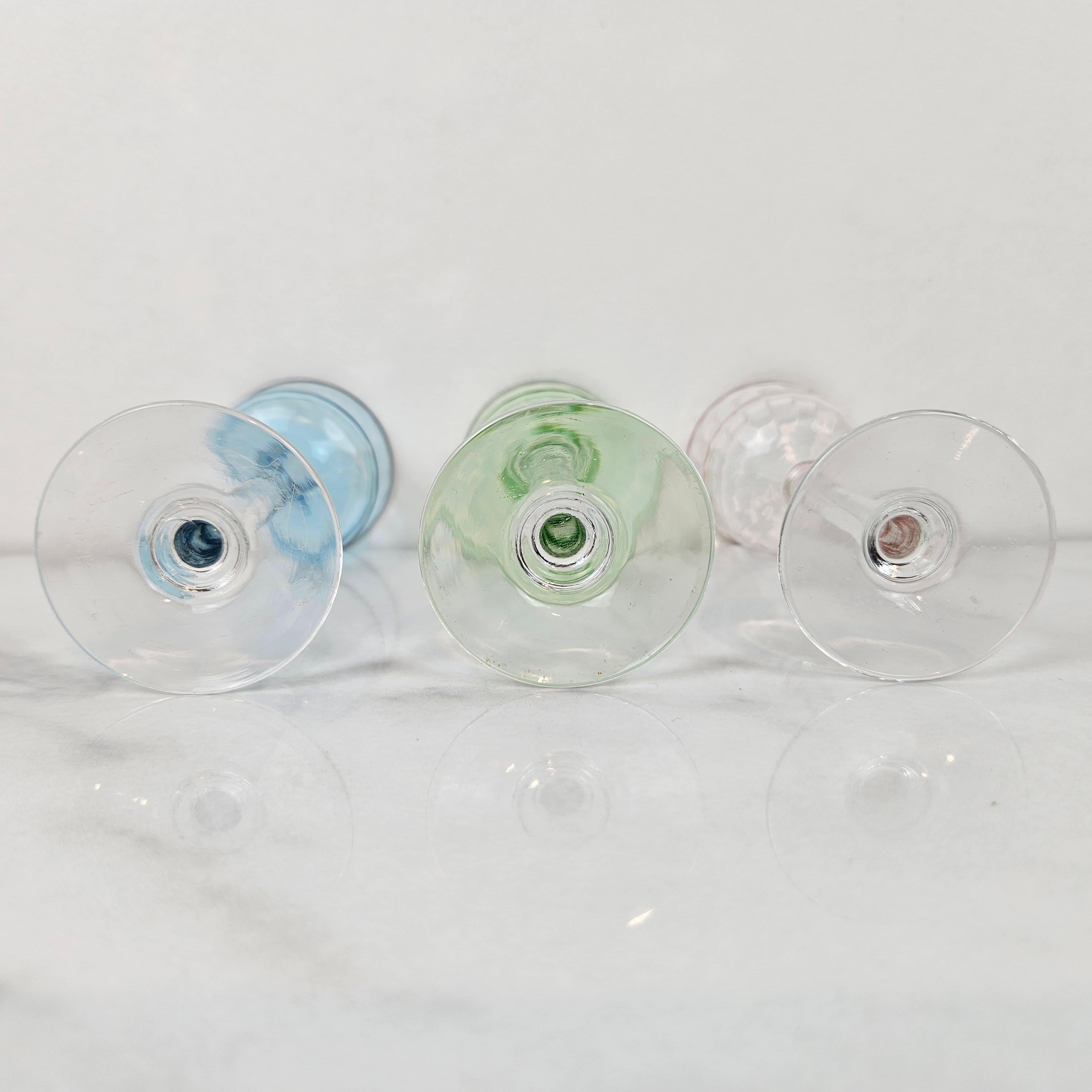 Charmant ensemble de 6 verres à liqueur côtelés colorés, soufflés à la main, vers 1920 1920 en vente 7