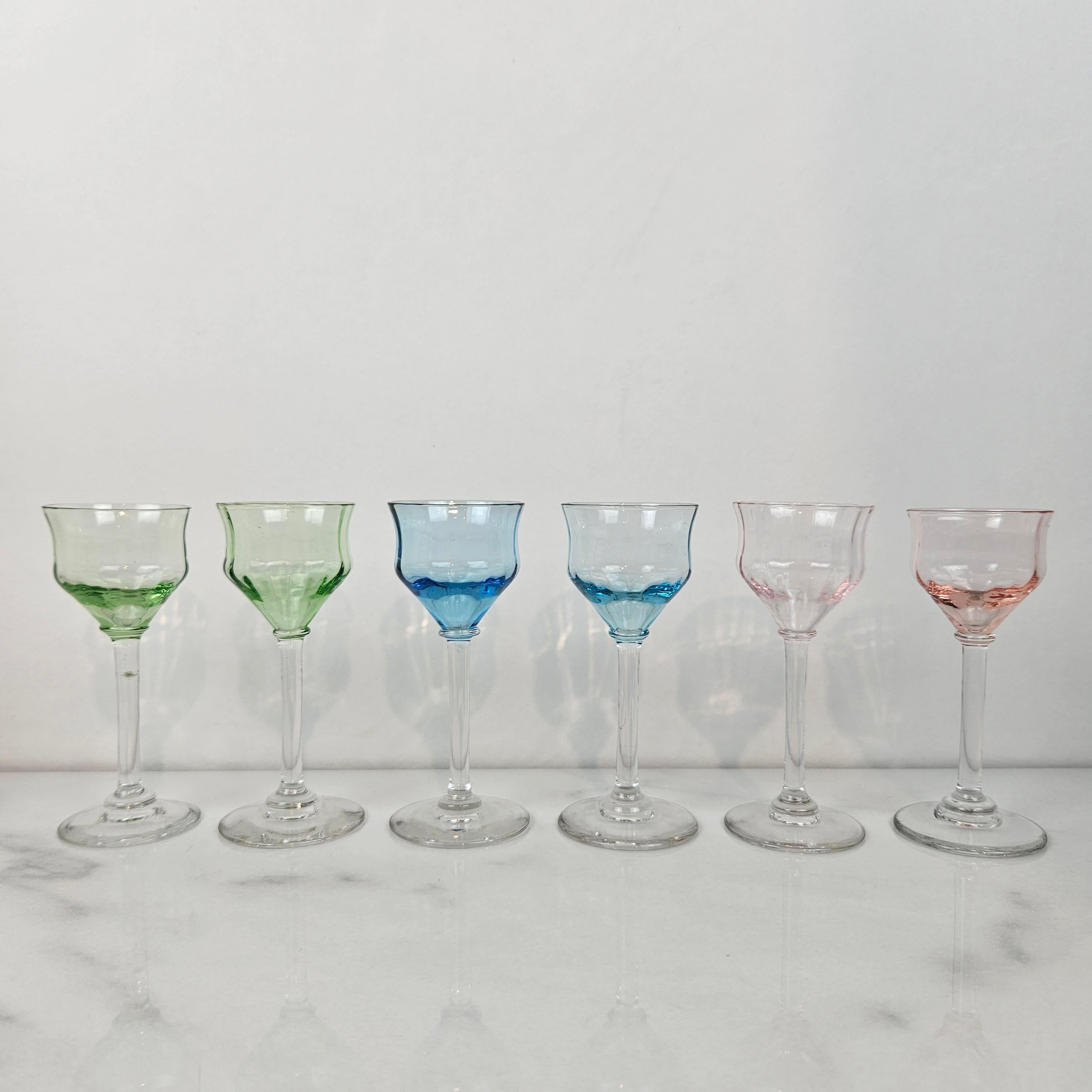Art déco Charmant ensemble de 6 verres à liqueur côtelés colorés, soufflés à la main, vers 1920 1920 en vente