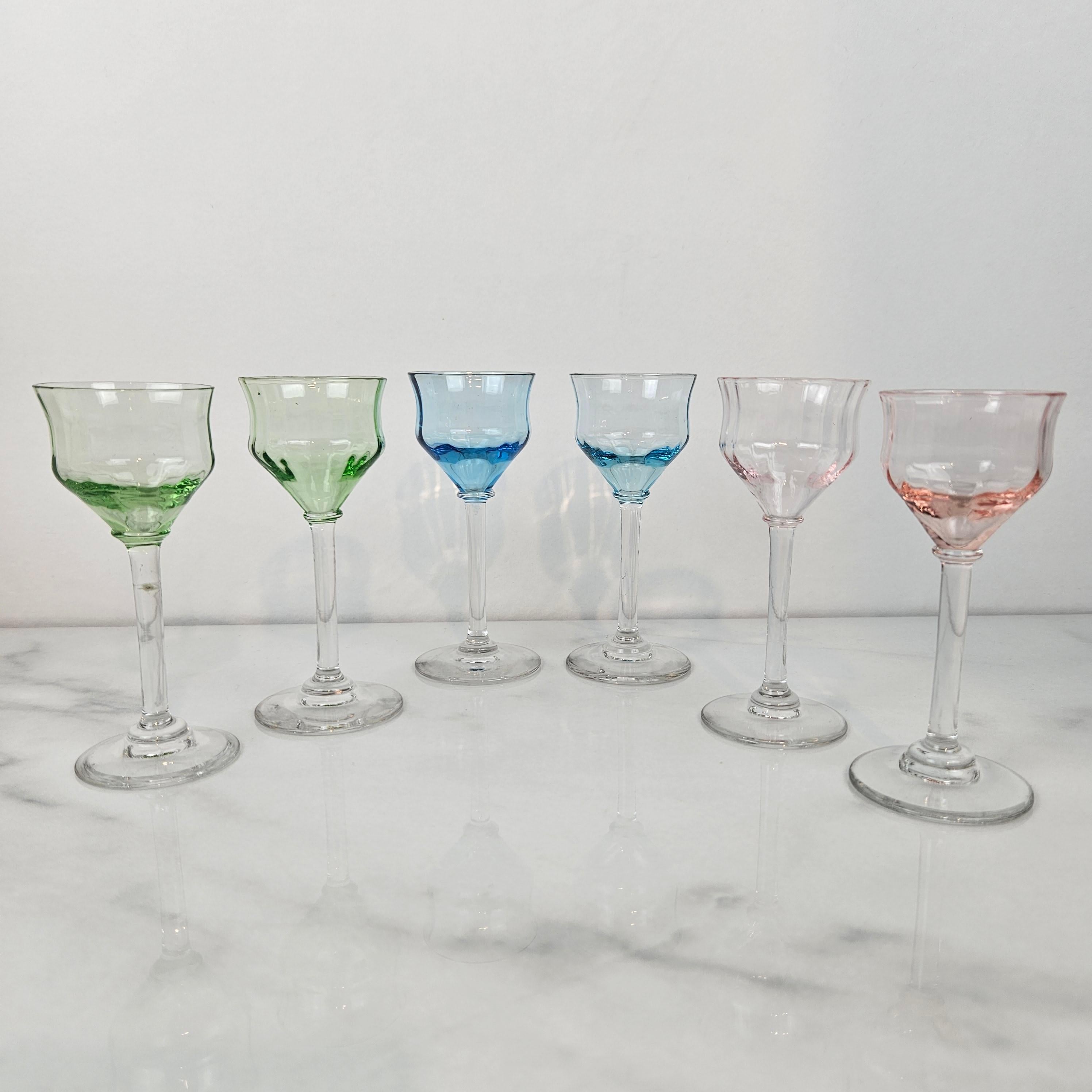 Français Charmant ensemble de 6 verres à liqueur côtelés colorés, soufflés à la main, vers 1920 1920 en vente