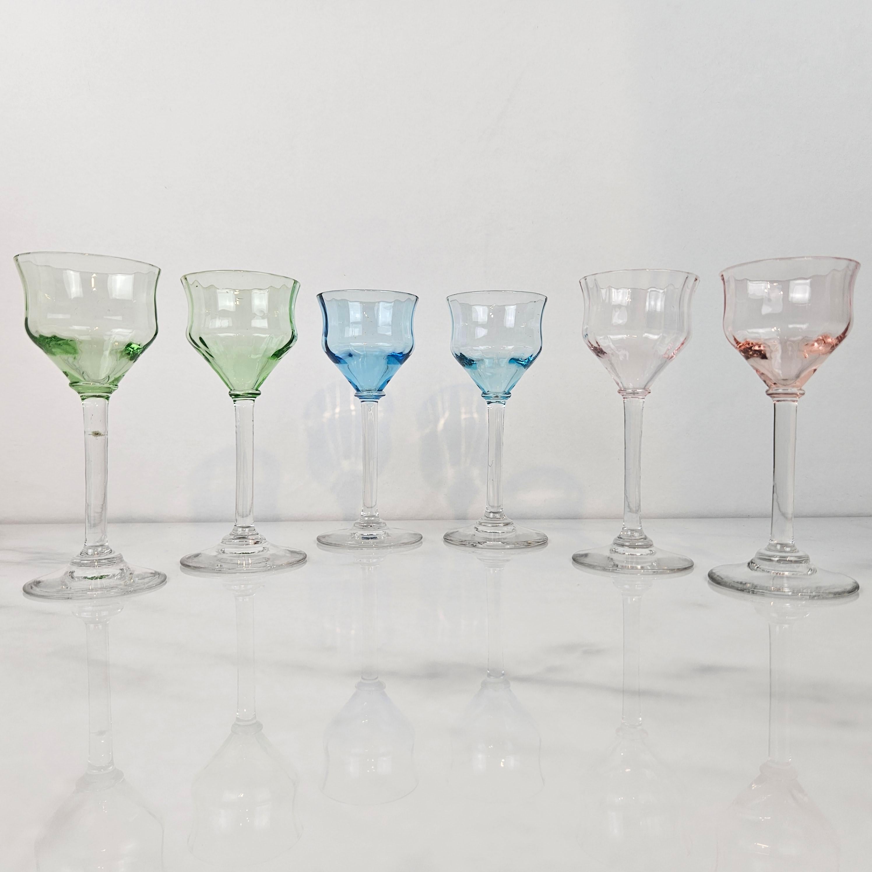 Fait main Charmant ensemble de 6 verres à liqueur côtelés colorés, soufflés à la main, vers 1920 1920 en vente