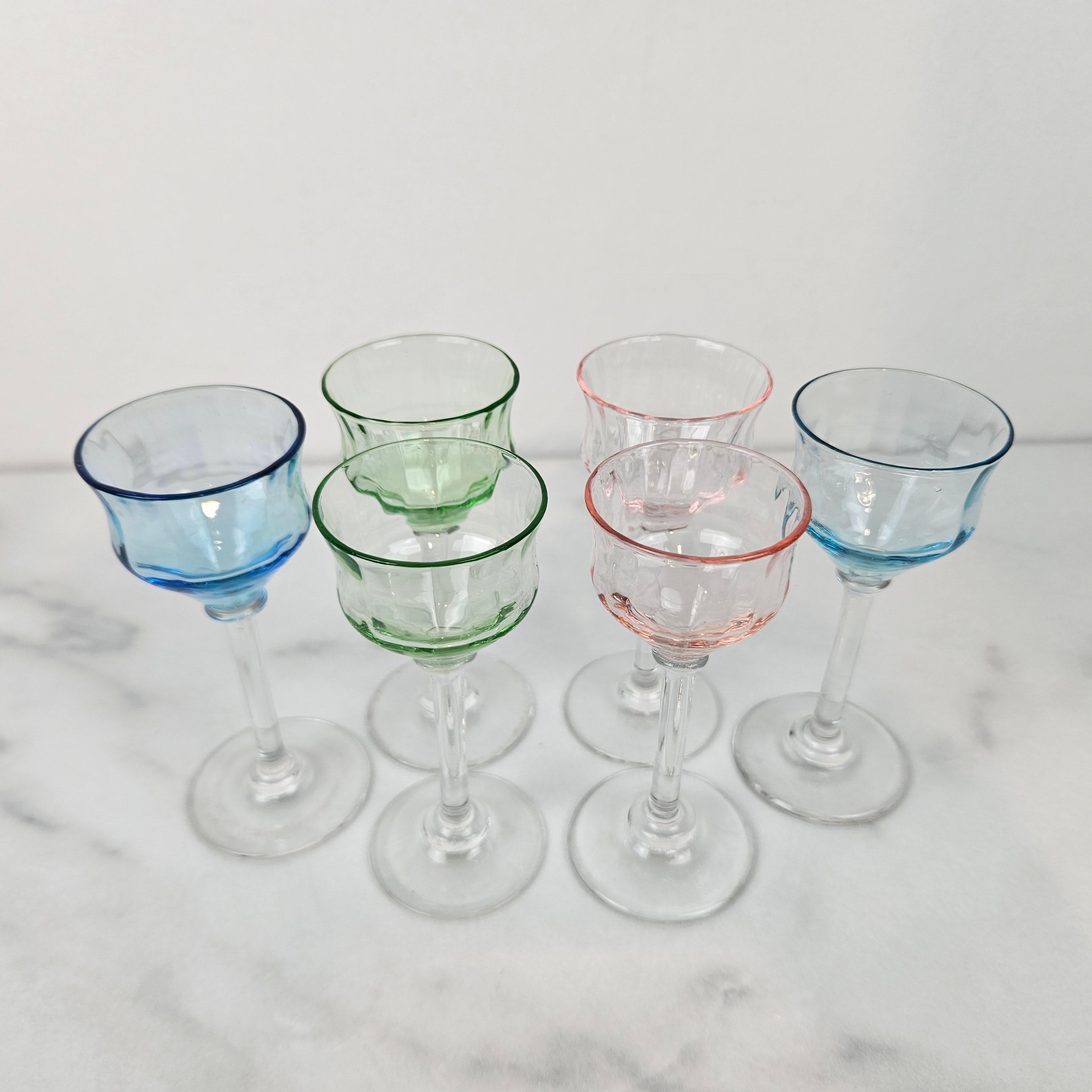 Charmant ensemble de 6 verres à liqueur côtelés colorés, soufflés à la main, vers 1920 1920 Bon état - En vente à Oud Beijerland, NL