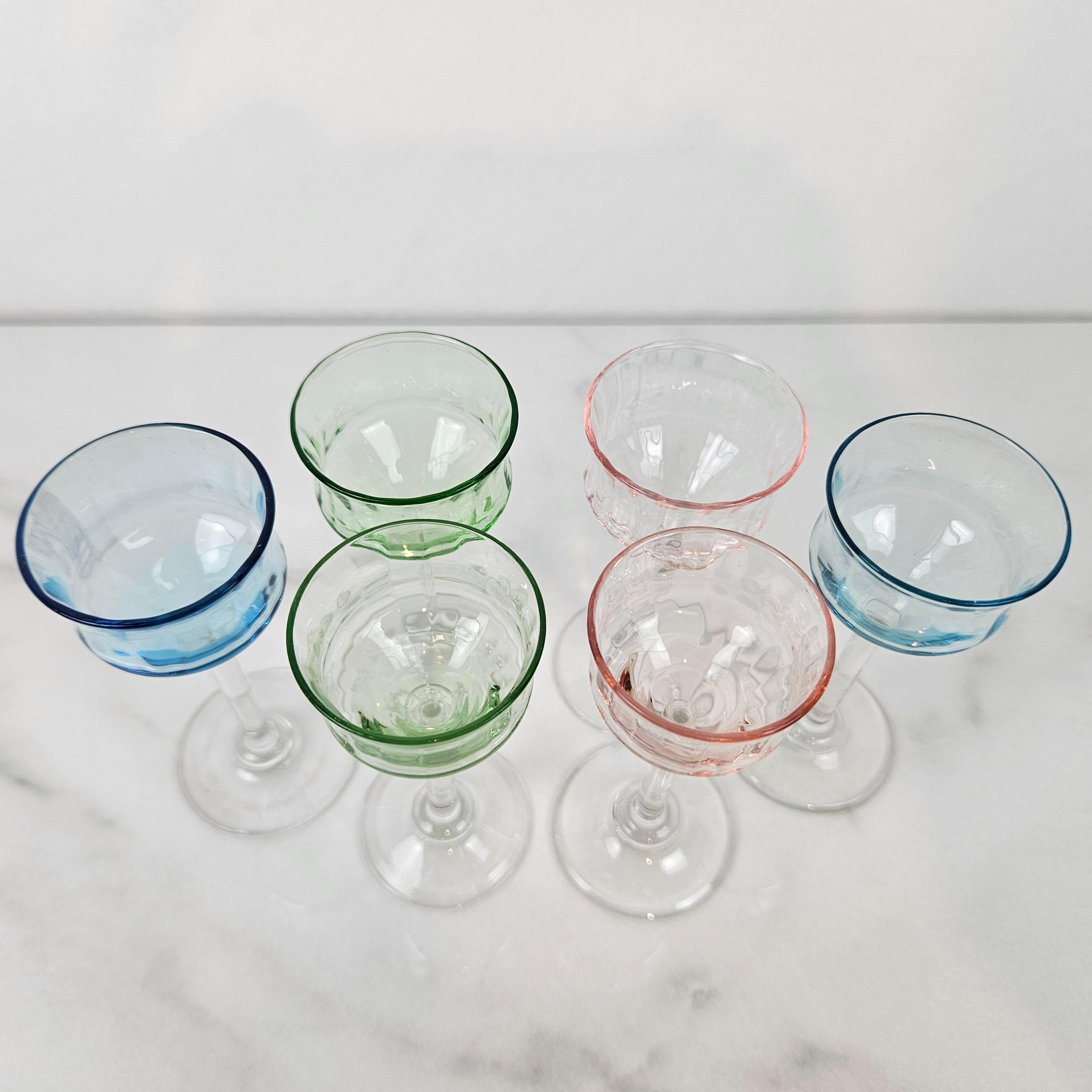 Début du 20ème siècle Charmant ensemble de 6 verres à liqueur côtelés colorés, soufflés à la main, vers 1920 1920 en vente