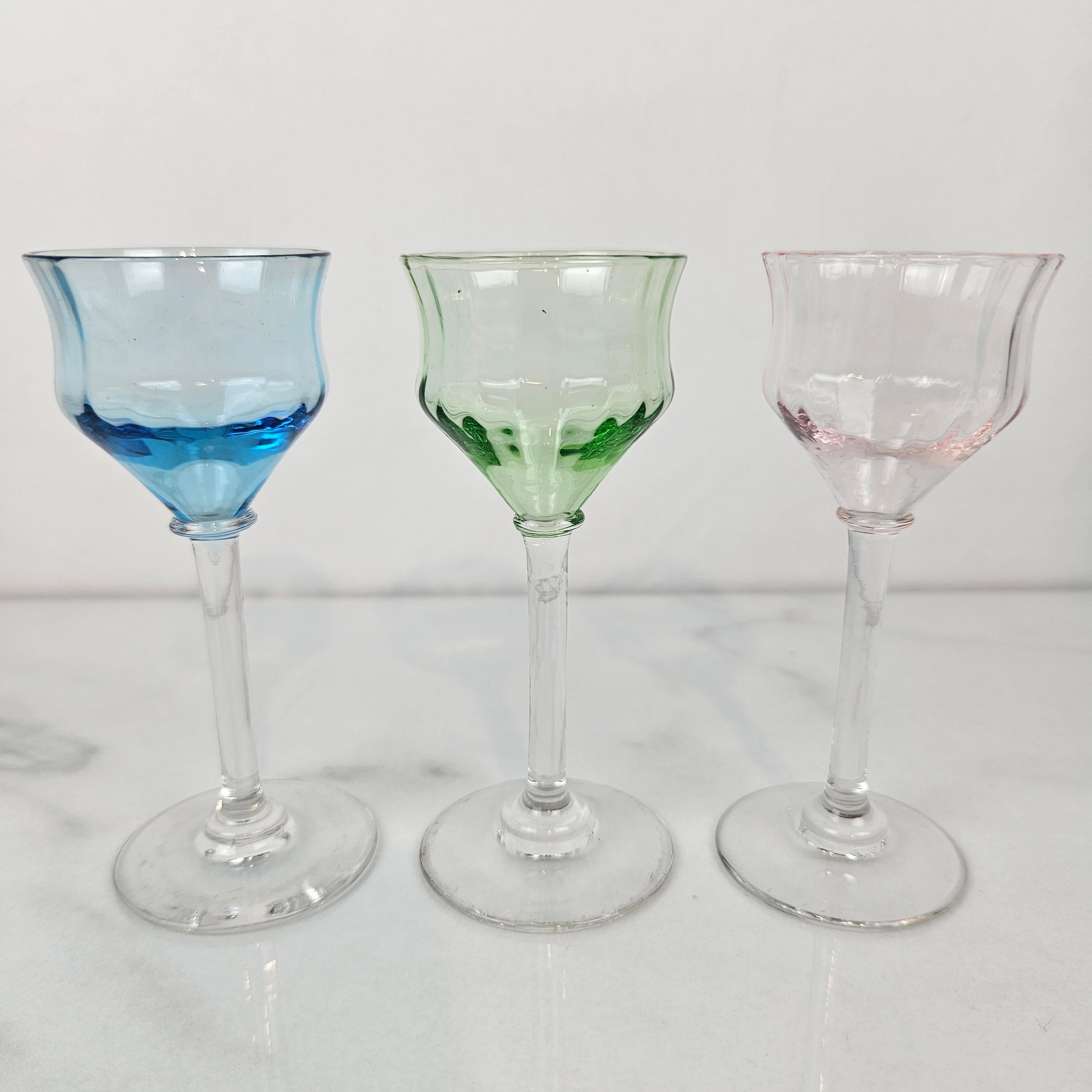 Verre brun Charmant ensemble de 6 verres à liqueur côtelés colorés, soufflés à la main, vers 1920 1920 en vente