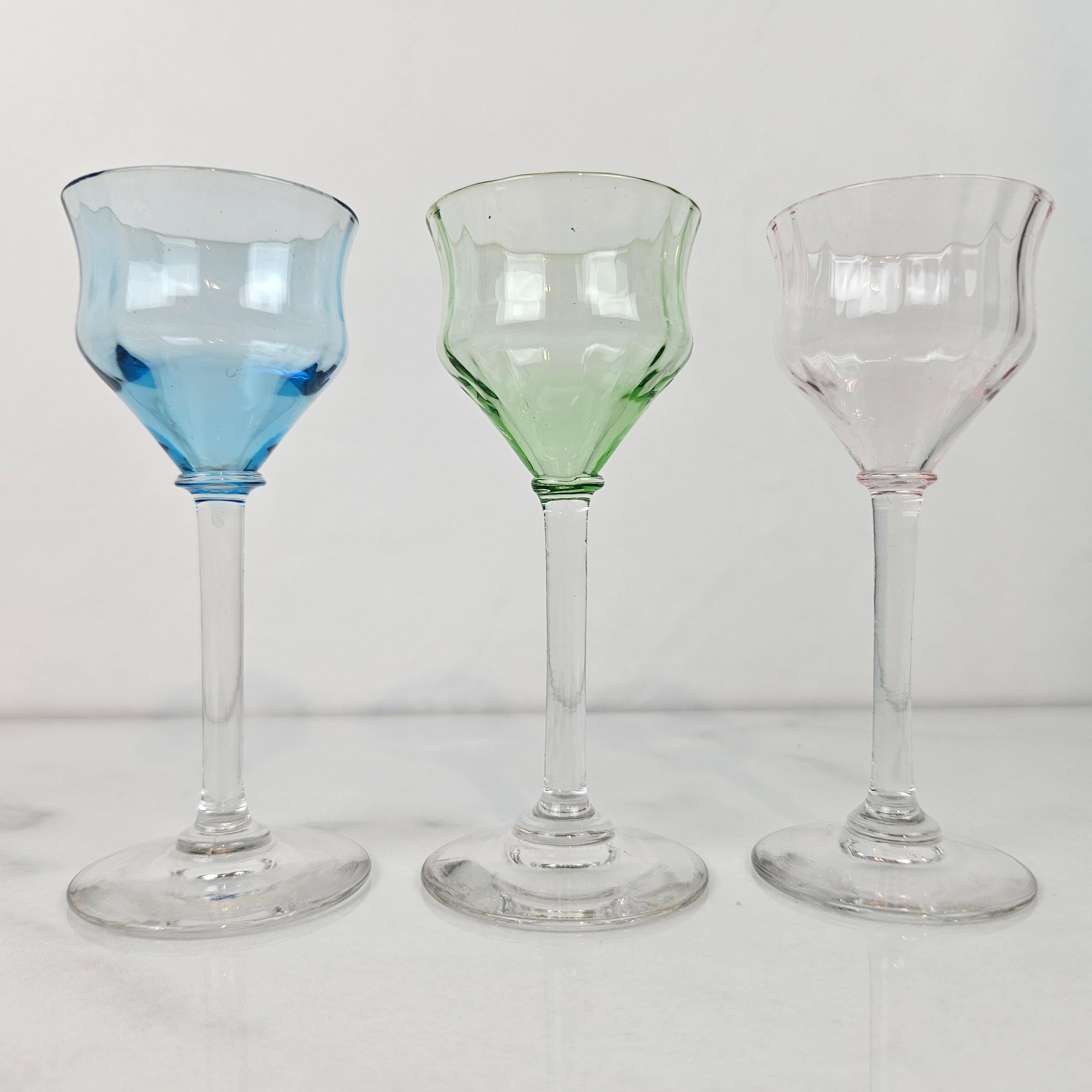 Charmant ensemble de 6 verres à liqueur côtelés colorés, soufflés à la main, vers 1920 1920 en vente 1