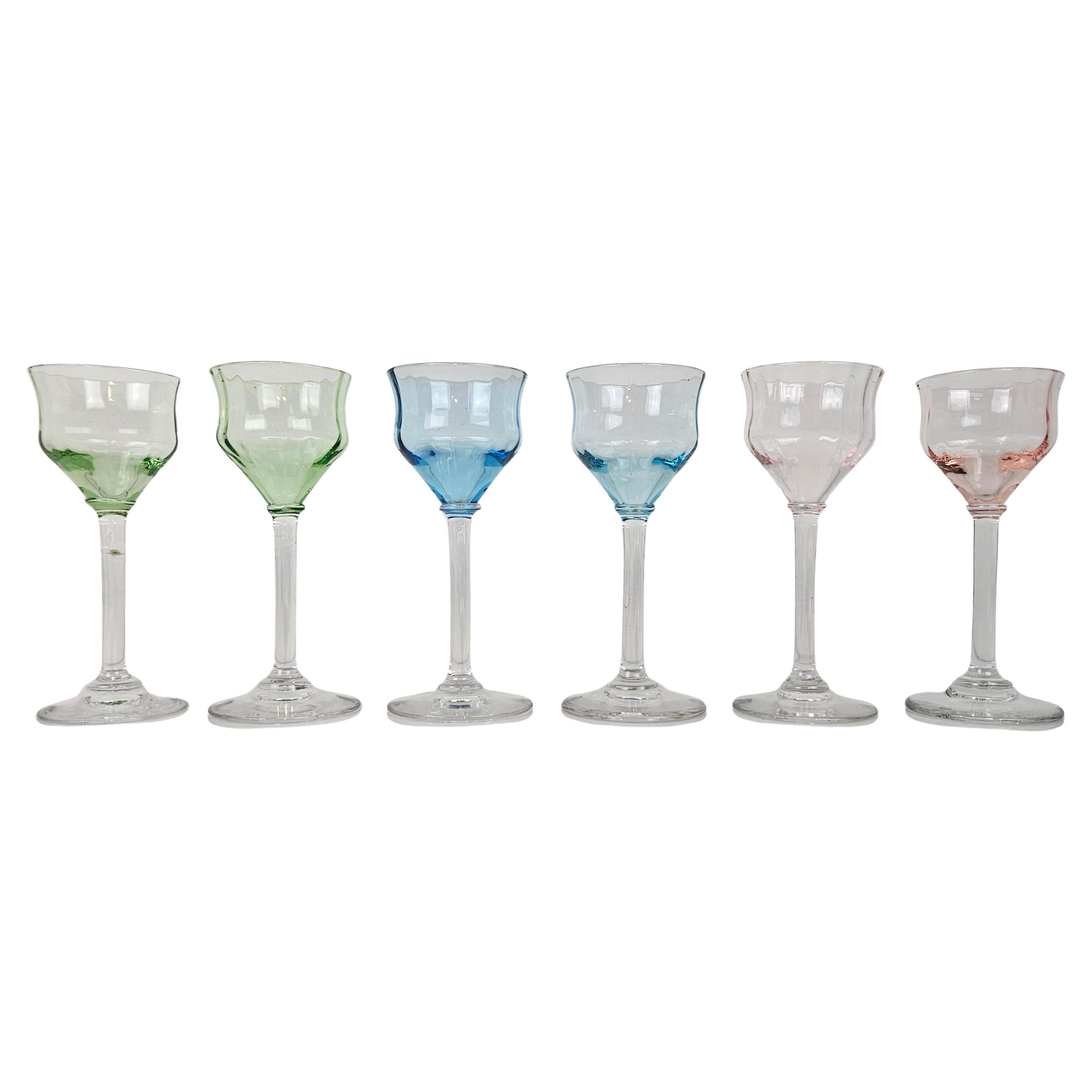 Charmant ensemble de 6 verres à liqueur côtelés colorés, soufflés à la main, vers 1920 1920