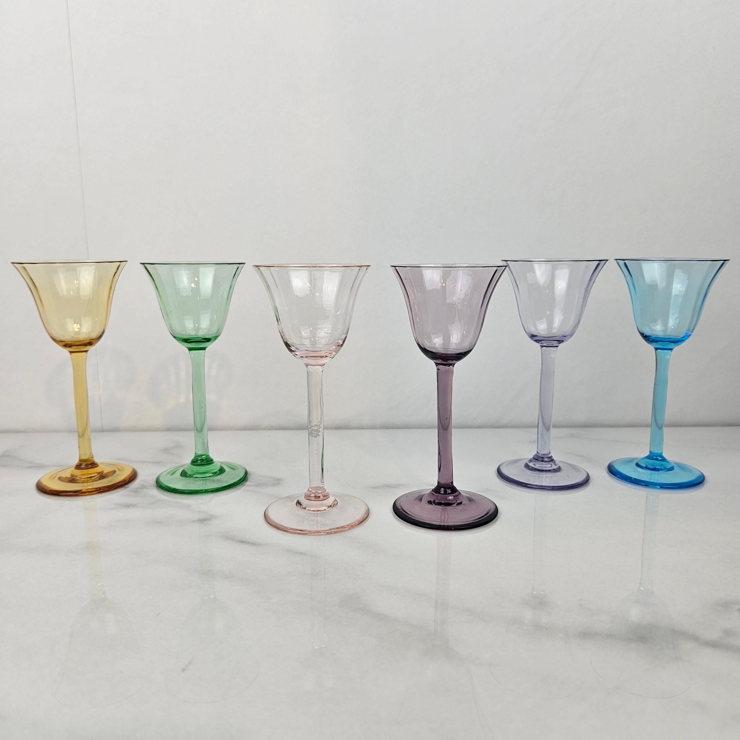Art déco Charmant ensemble de 6 verres à liqueur à côtes colorées soufflés à la main, vers 1920 1920 en vente