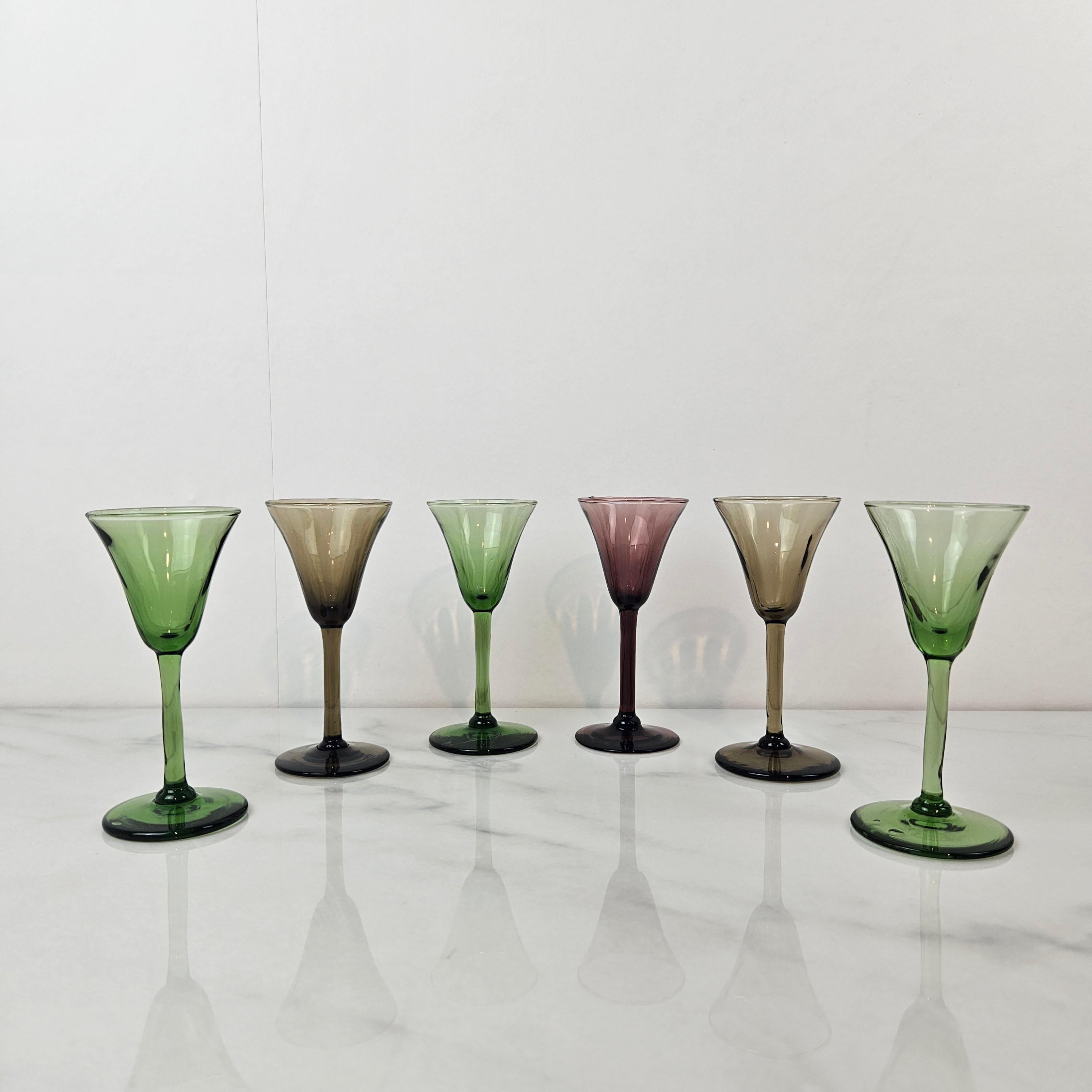Art déco Charmant ensemble de 6 verres à liqueur à côtes colorées soufflés à la main, vers 1920 1920 en vente