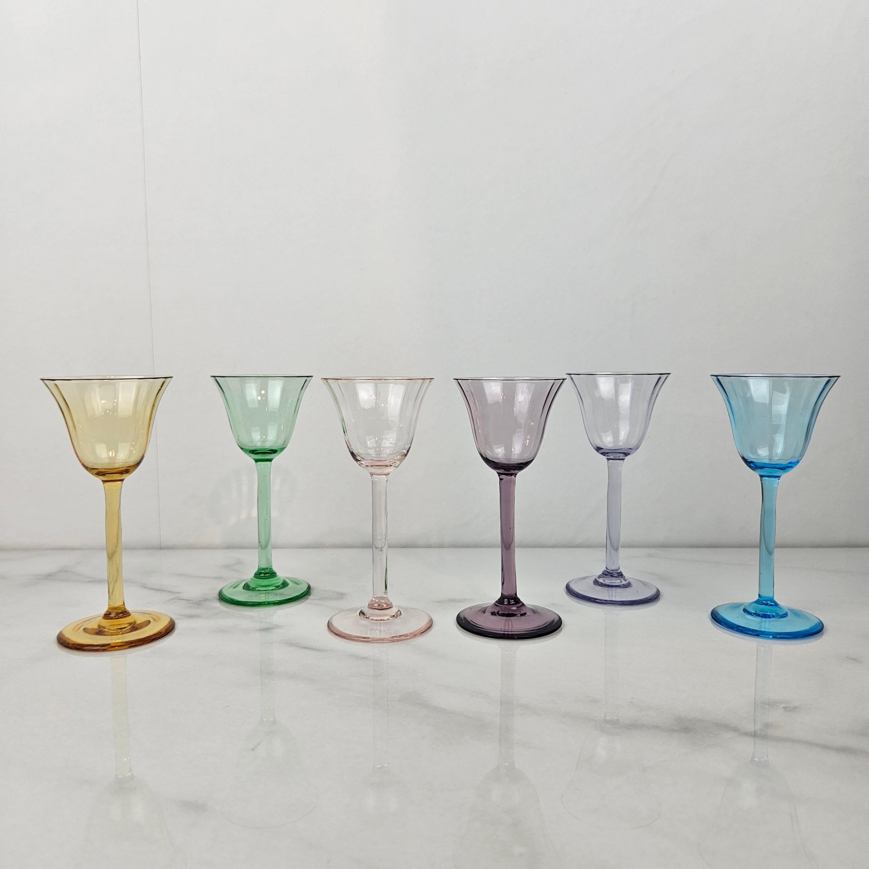 Français Charmant ensemble de 6 verres à liqueur à côtes colorées soufflés à la main, vers 1920 1920 en vente