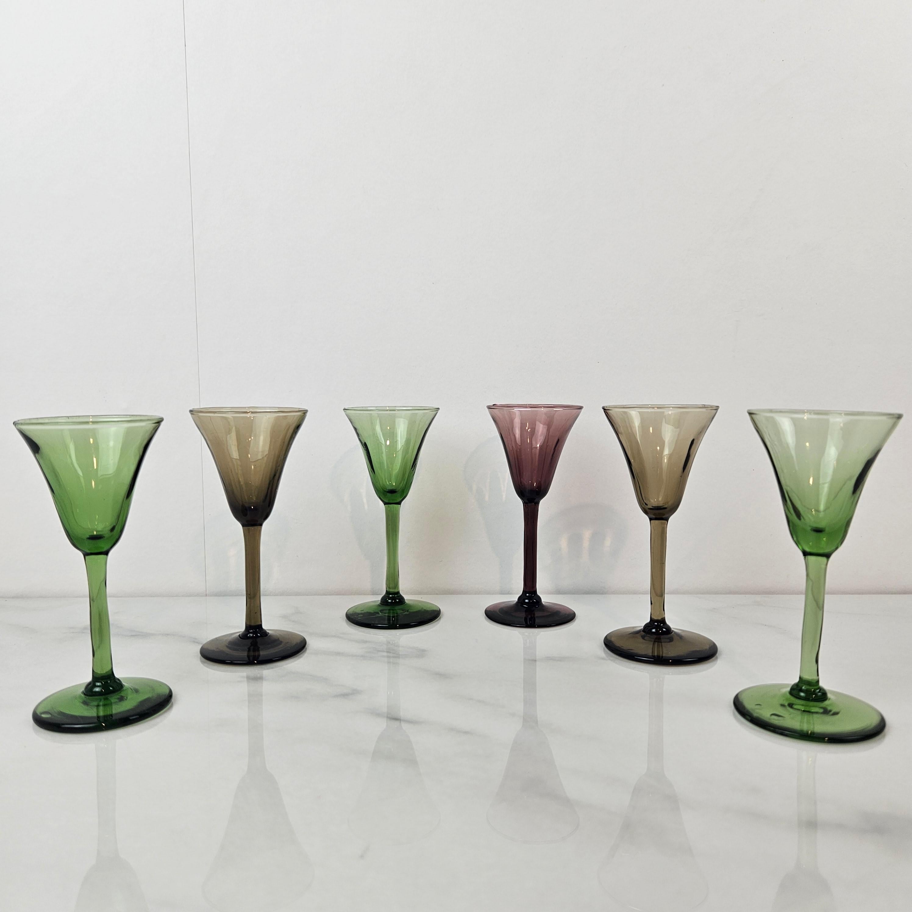 Français Charmant ensemble de 6 verres à liqueur à côtes colorées soufflés à la main, vers 1920 1920 en vente