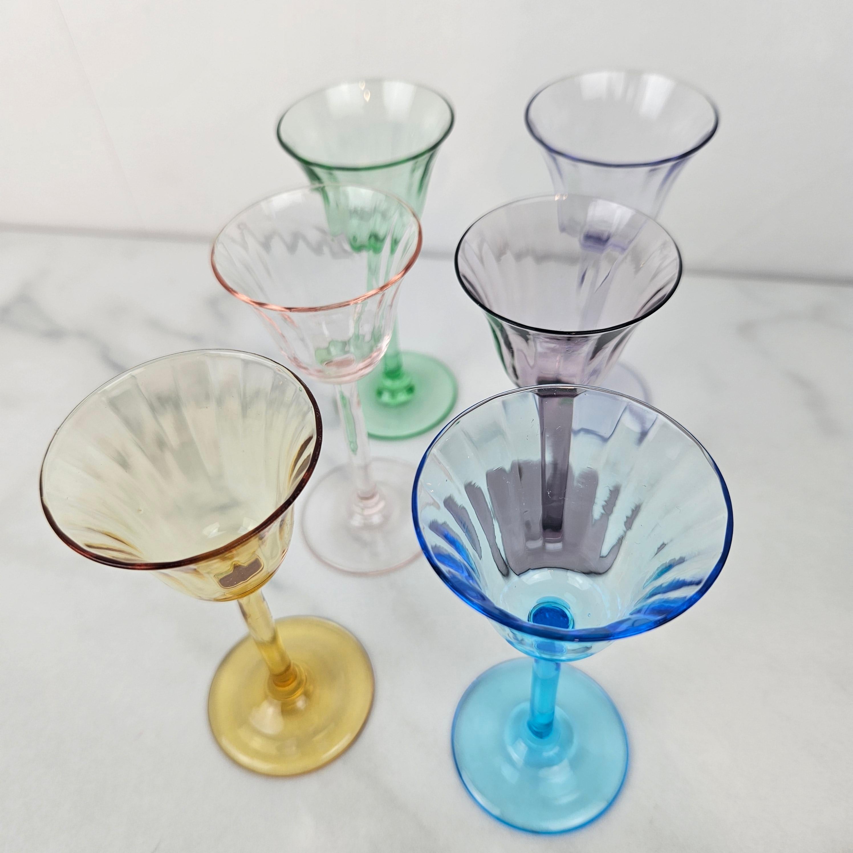Fait main Charmant ensemble de 6 verres à liqueur à côtes colorées soufflés à la main, vers 1920 1920 en vente
