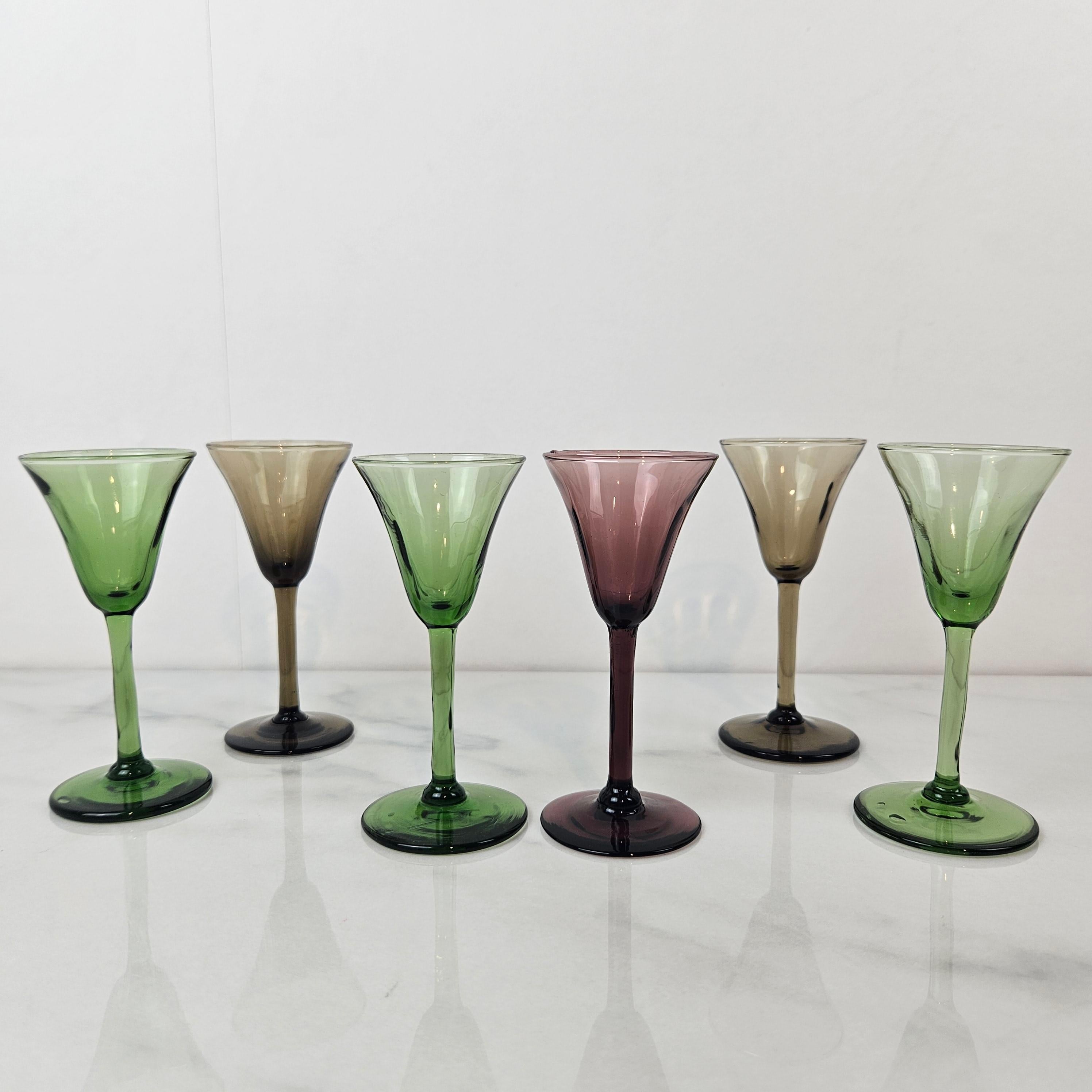 Fait main Charmant ensemble de 6 verres à liqueur à côtes colorées soufflés à la main, vers 1920 1920 en vente