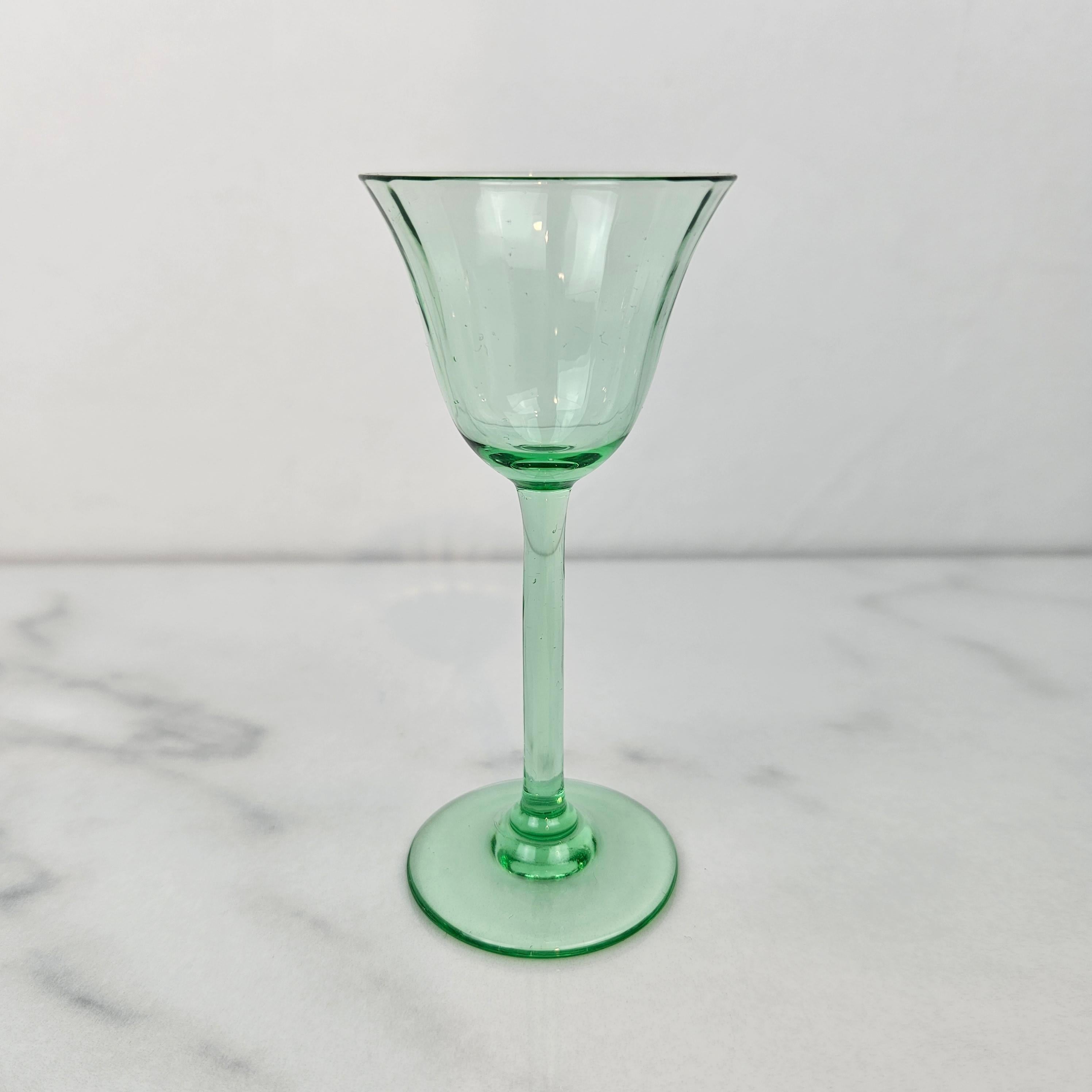 Charmant ensemble de 6 verres à liqueur à côtes colorées soufflés à la main, vers 1920 1920 Bon état - En vente à Oud Beijerland, NL