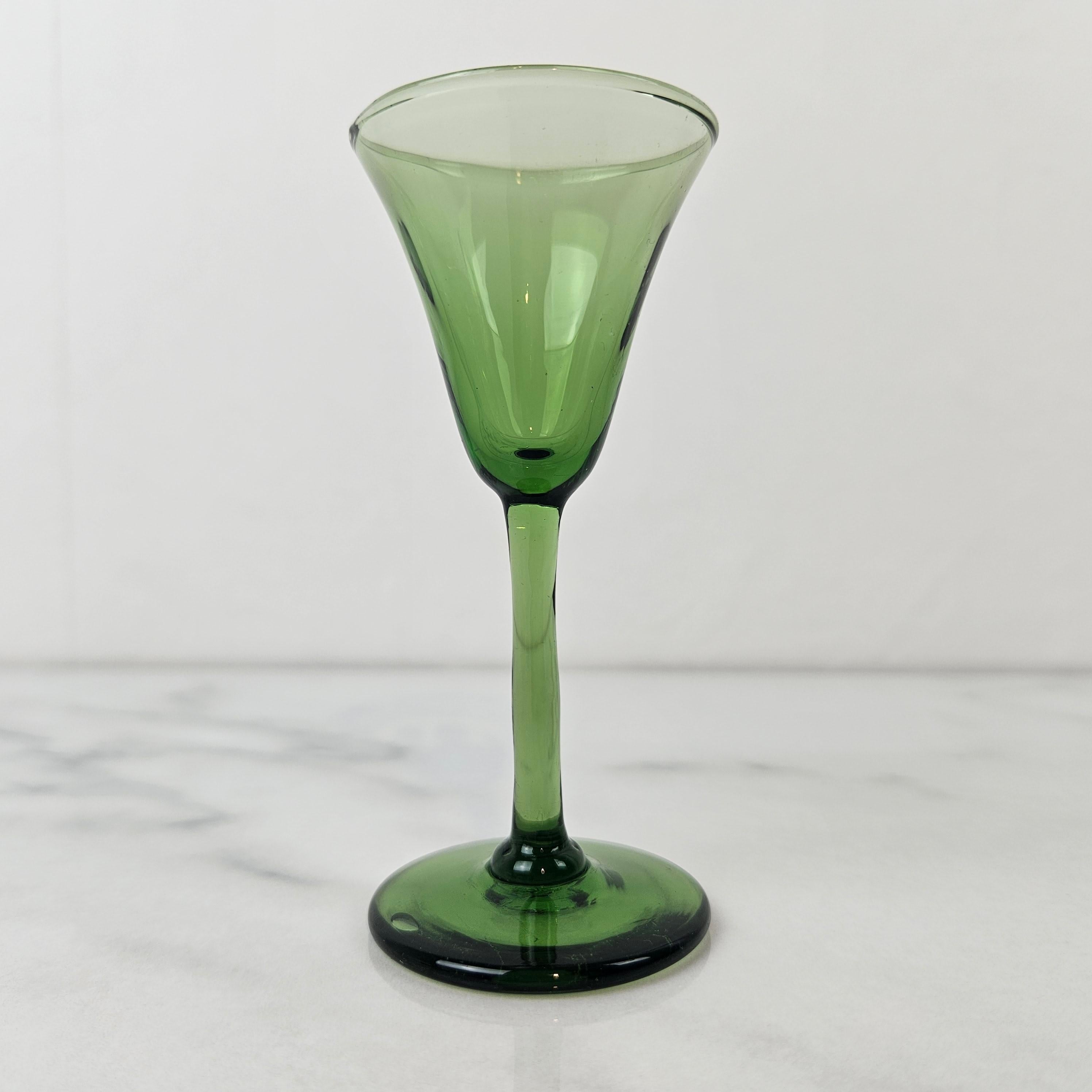 Charmant ensemble de 6 verres à liqueur à côtes colorées soufflés à la main, vers 1920 1920 Bon état - En vente à Oud Beijerland, NL