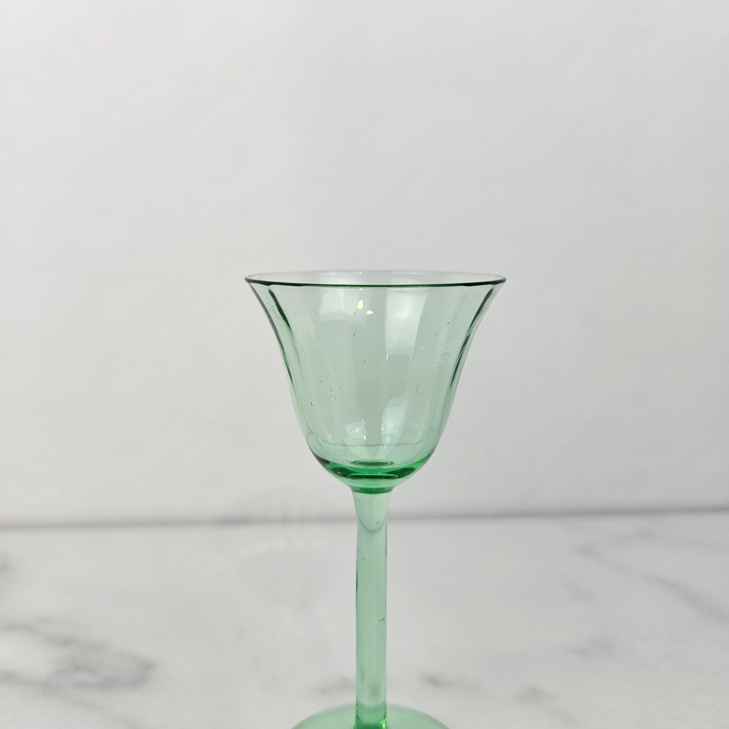 Début du 20ème siècle Charmant ensemble de 6 verres à liqueur à côtes colorées soufflés à la main, vers 1920 1920 en vente