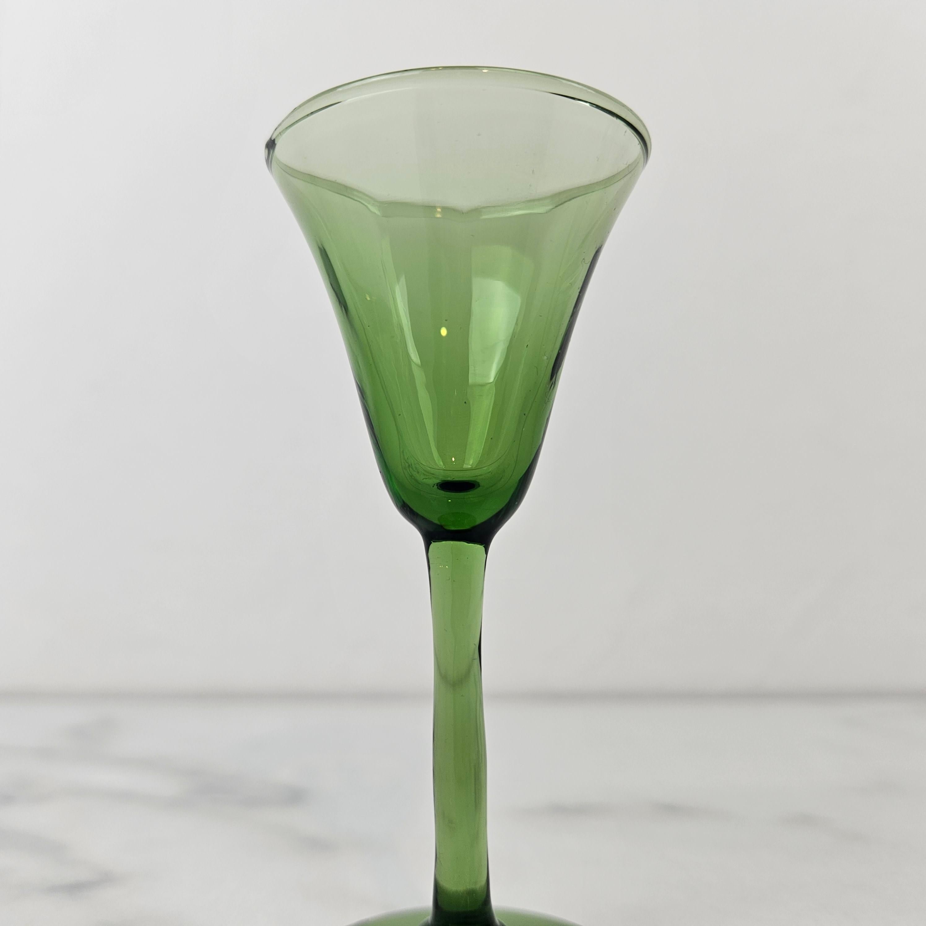 Début du 20ème siècle Charmant ensemble de 6 verres à liqueur à côtes colorées soufflés à la main, vers 1920 1920 en vente