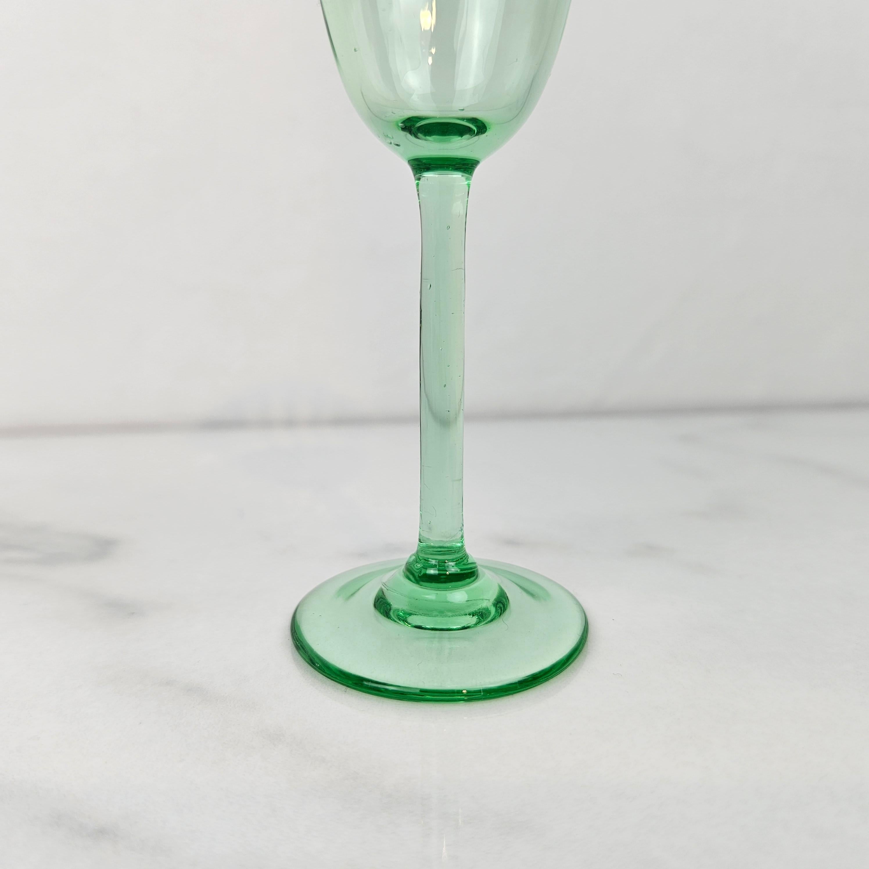 Verre brun Charmant ensemble de 6 verres à liqueur à côtes colorées soufflés à la main, vers 1920 1920 en vente