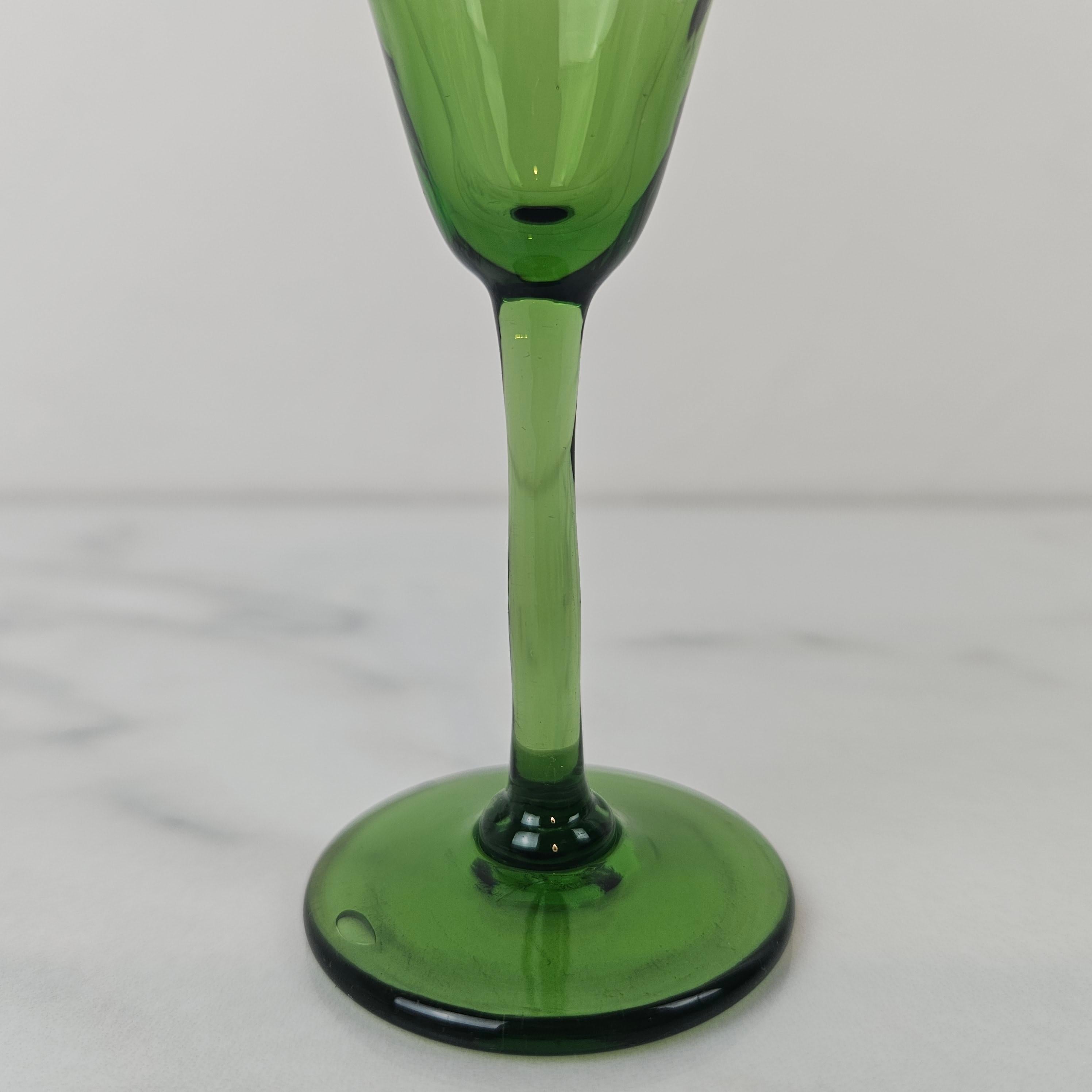 Verre brun Charmant ensemble de 6 verres à liqueur à côtes colorées soufflés à la main, vers 1920 1920 en vente