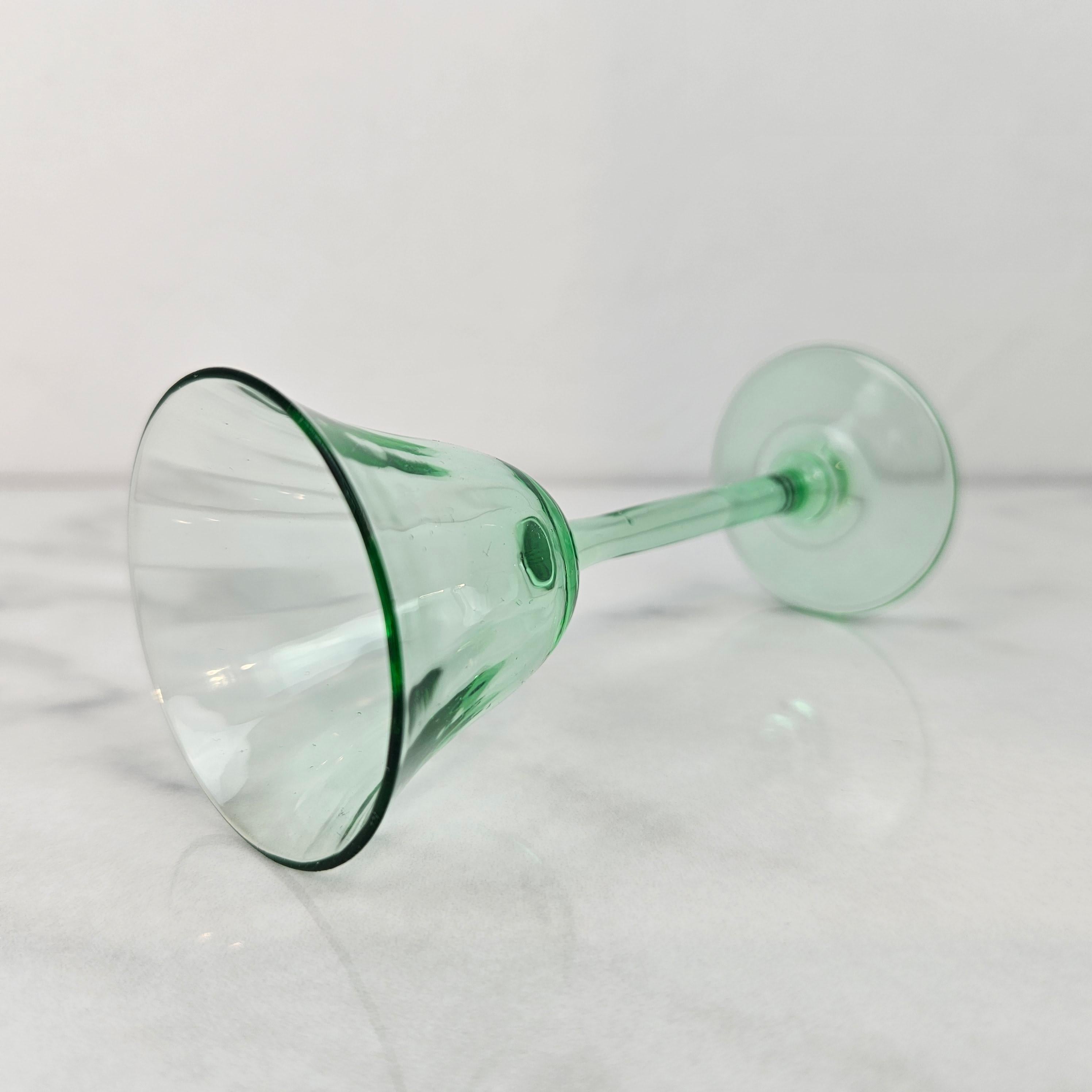 Charmant ensemble de 6 verres à liqueur à côtes colorées soufflés à la main, vers 1920 1920 en vente 1