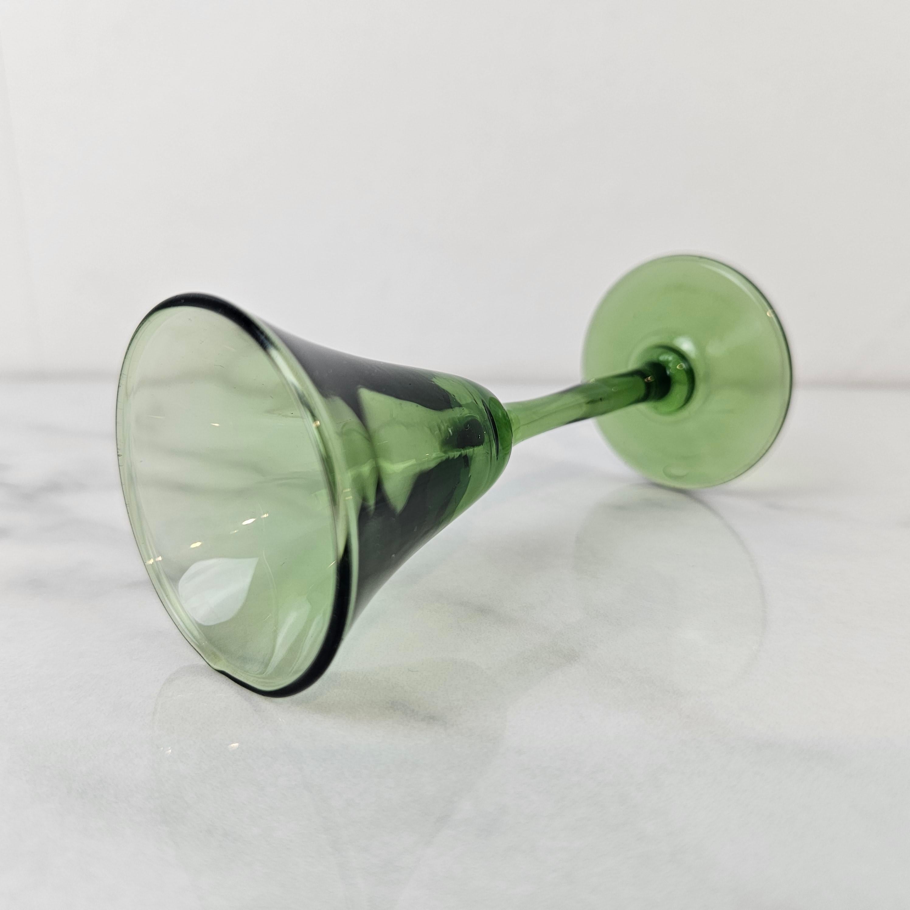 Charmant ensemble de 6 verres à liqueur à côtes colorées soufflés à la main, vers 1920 1920 en vente 1