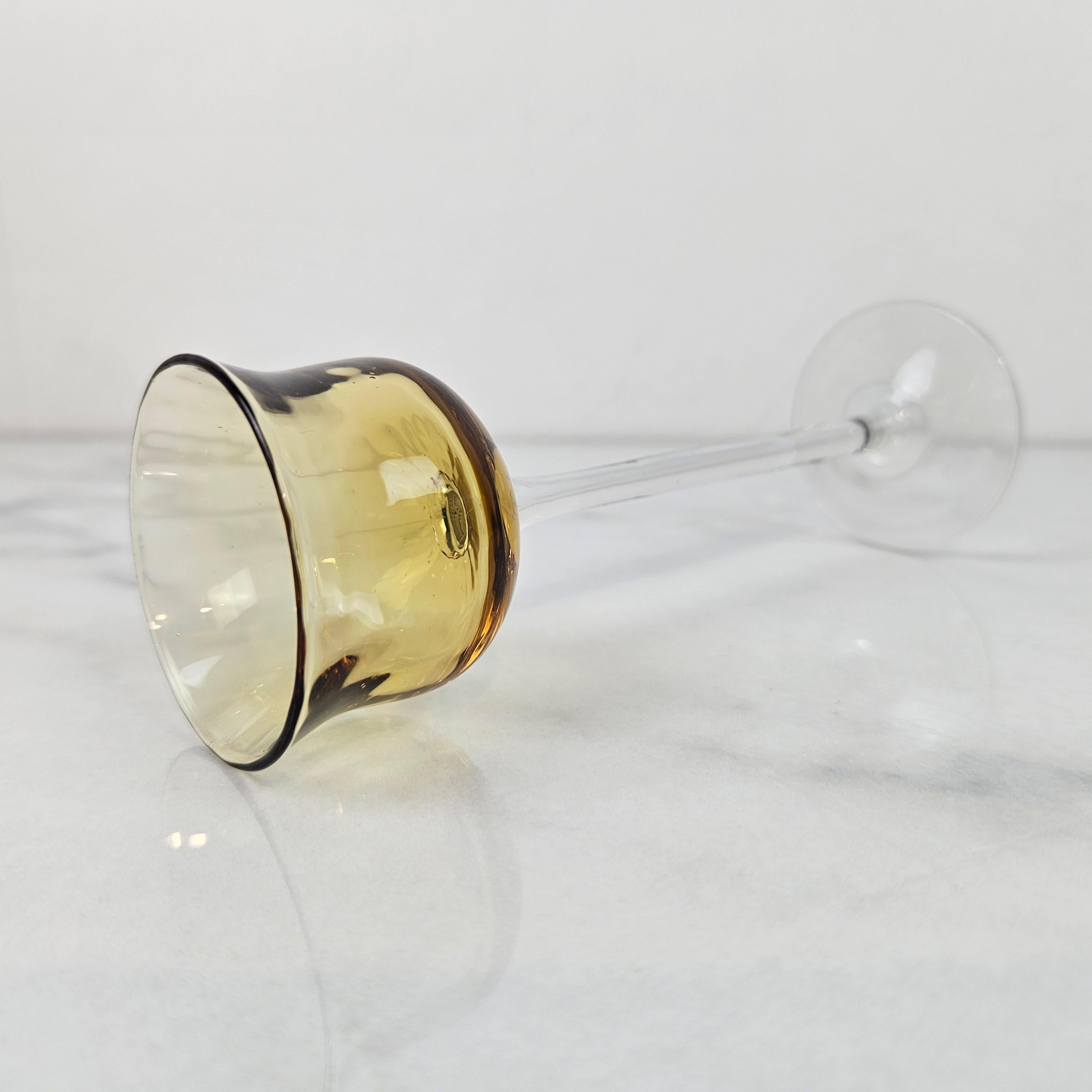 Charmanter Satz von 7 farbigen gerippten Likörgläsern mit langem Stiel, ca. 1920 im Angebot 2