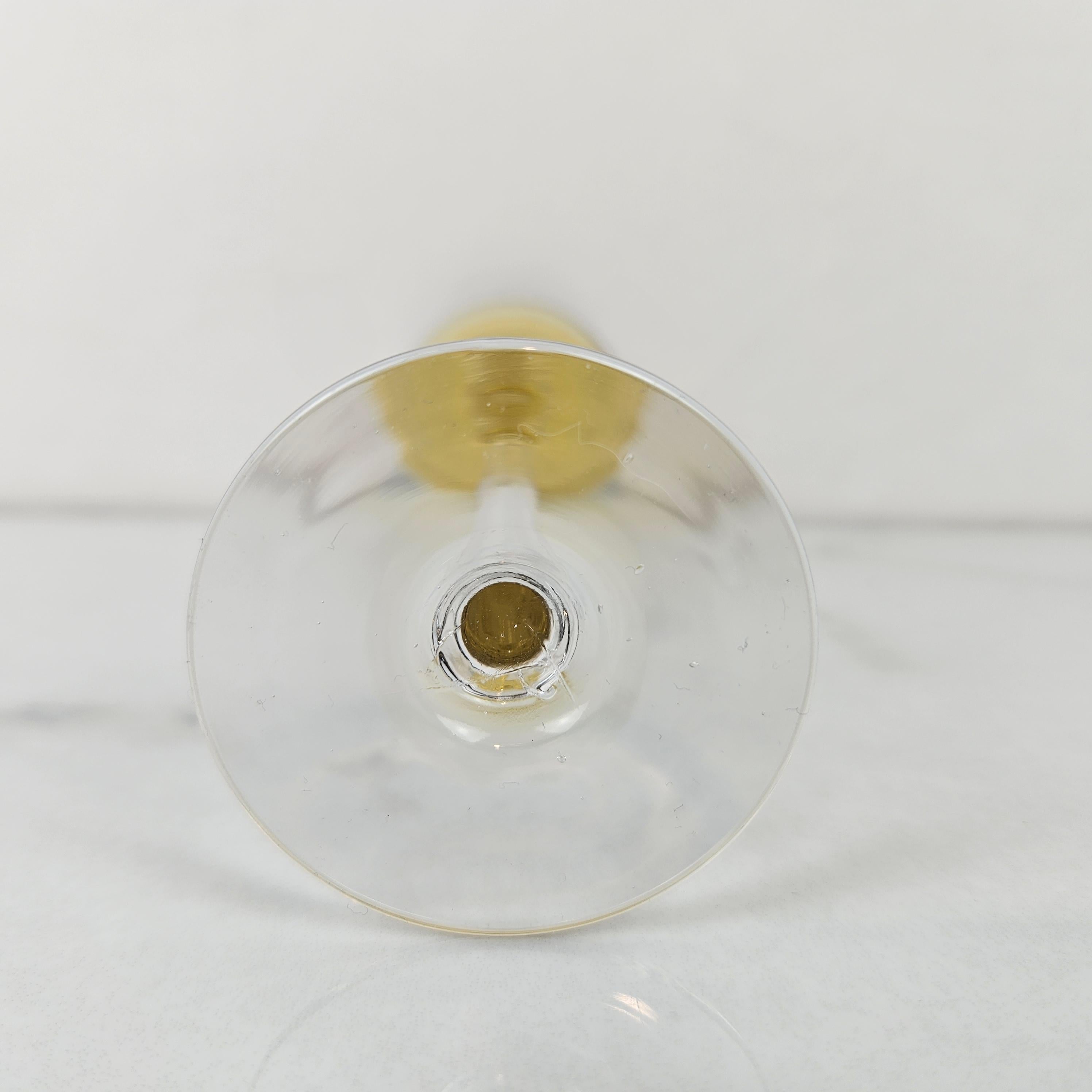 Charmanter Satz von 7 farbigen gerippten Likörgläsern mit langem Stiel, ca. 1920 im Angebot 3