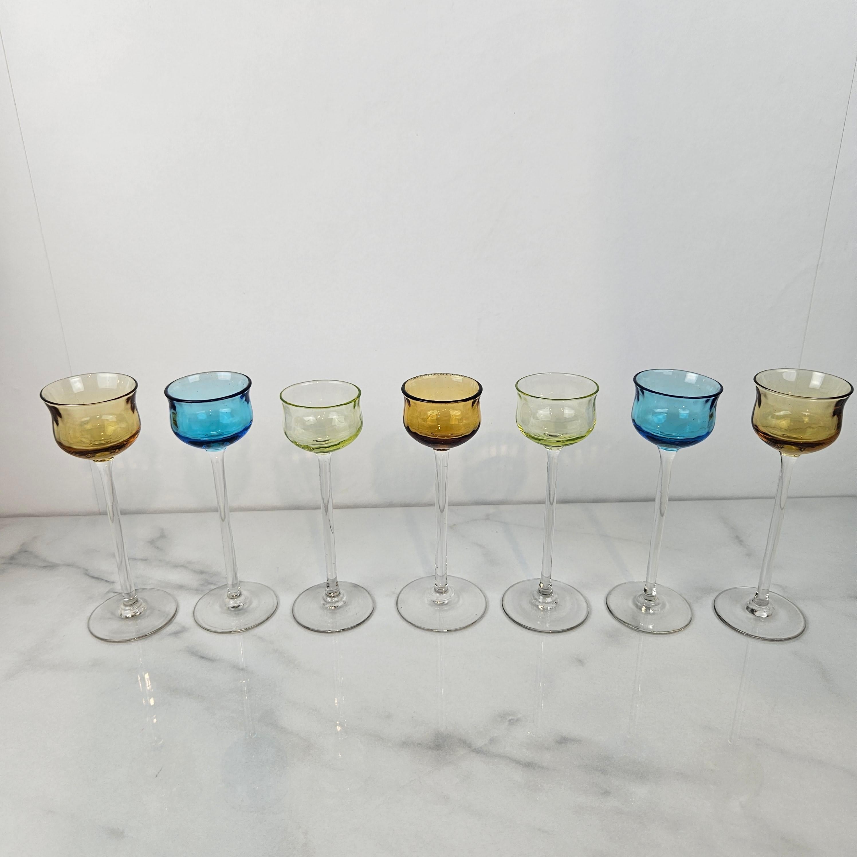 Charmanter Satz von 7 farbigen gerippten Likörgläsern mit langem Stiel, ca. 1920 (Romantik) im Angebot