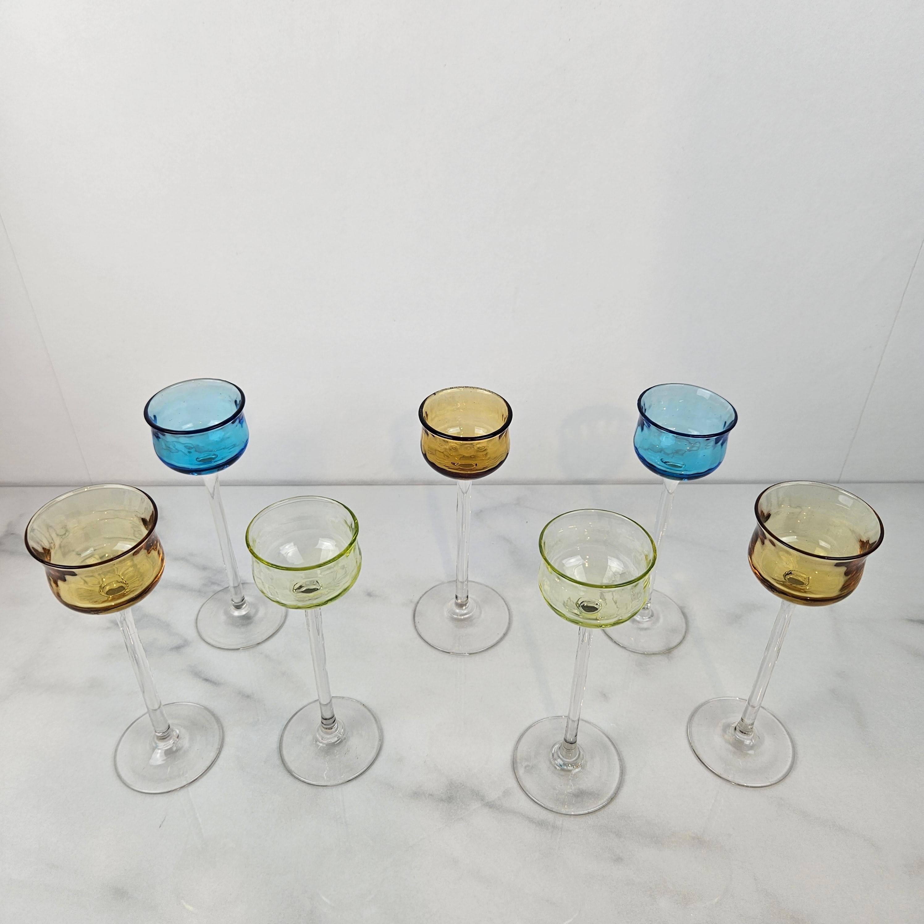 Charmanter Satz von 7 farbigen gerippten Likörgläsern mit langem Stiel, ca. 1920 (Französisch) im Angebot