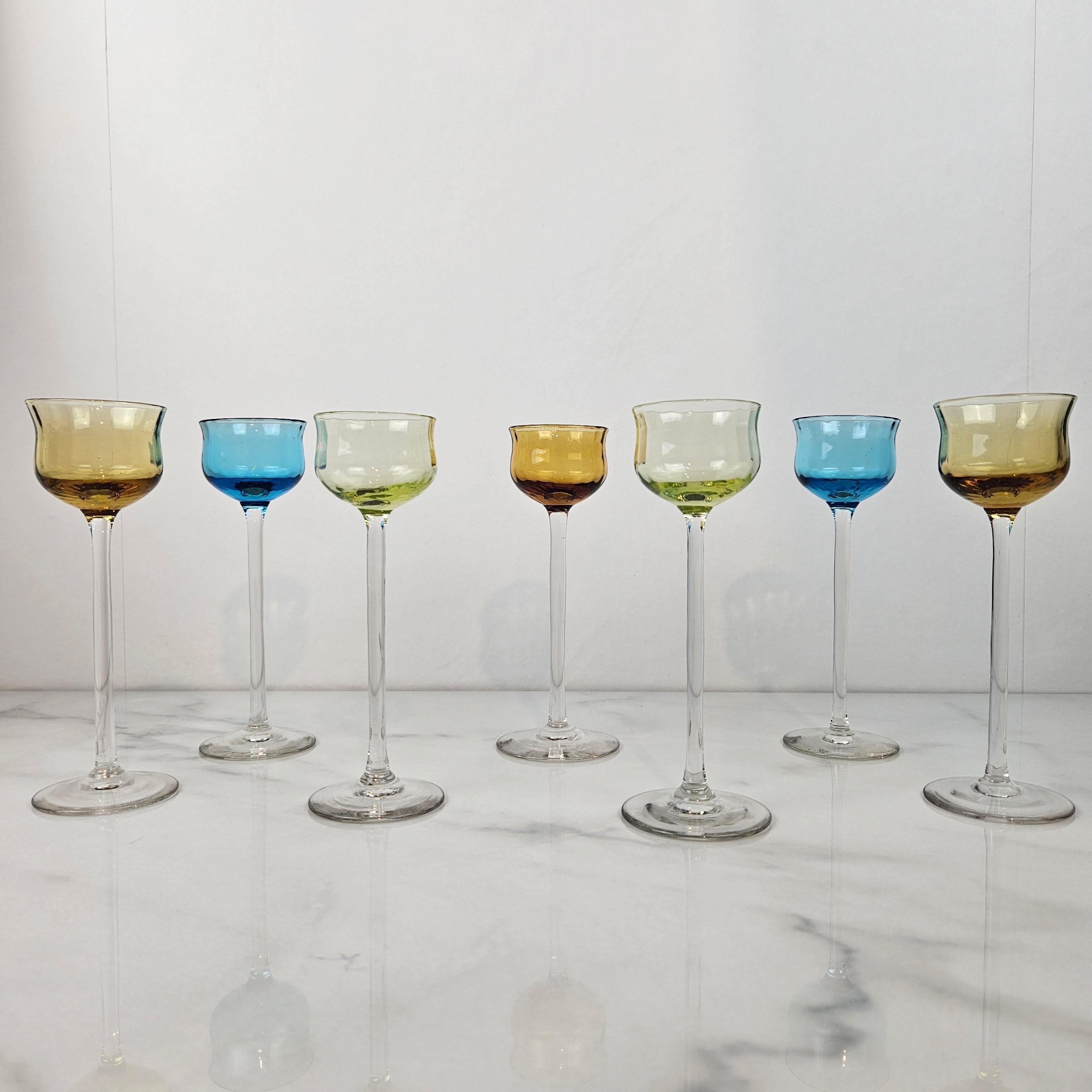 Charmanter Satz von 7 farbigen gerippten Likörgläsern mit langem Stiel, ca. 1920 (Handgefertigt) im Angebot