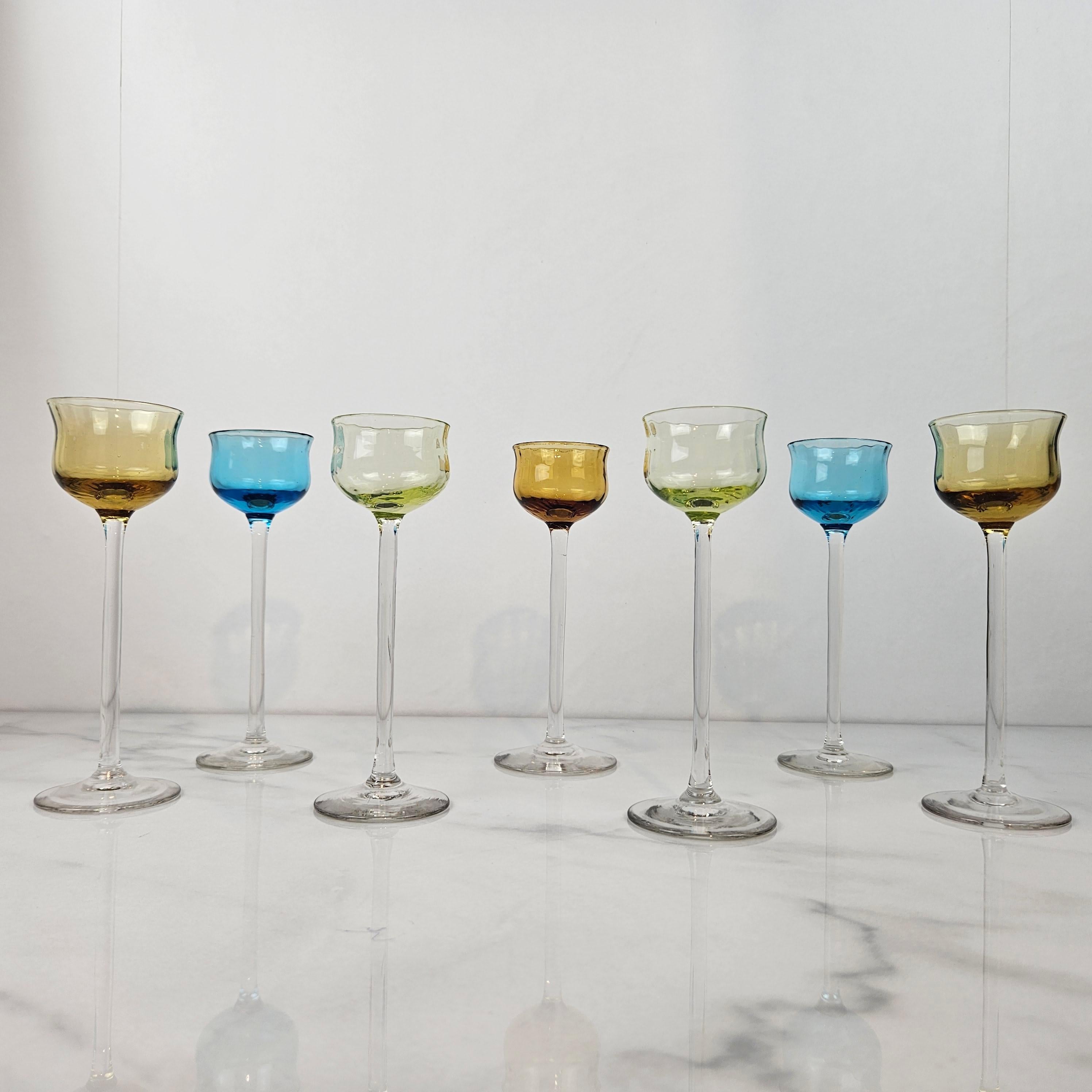 Charmanter Satz von 7 farbigen gerippten Likörgläsern mit langem Stiel, ca. 1920 im Zustand „Gut“ im Angebot in Oud Beijerland, NL