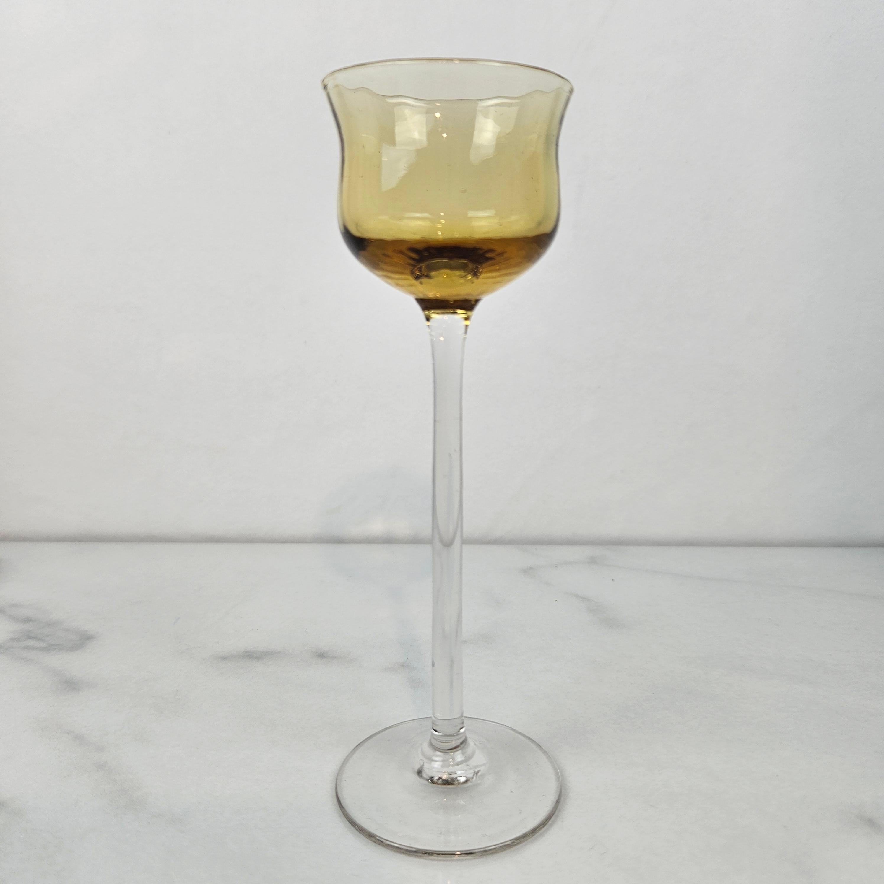 Charmanter Satz von 7 farbigen gerippten Likörgläsern mit langem Stiel, ca. 1920 (Frühes 20. Jahrhundert) im Angebot