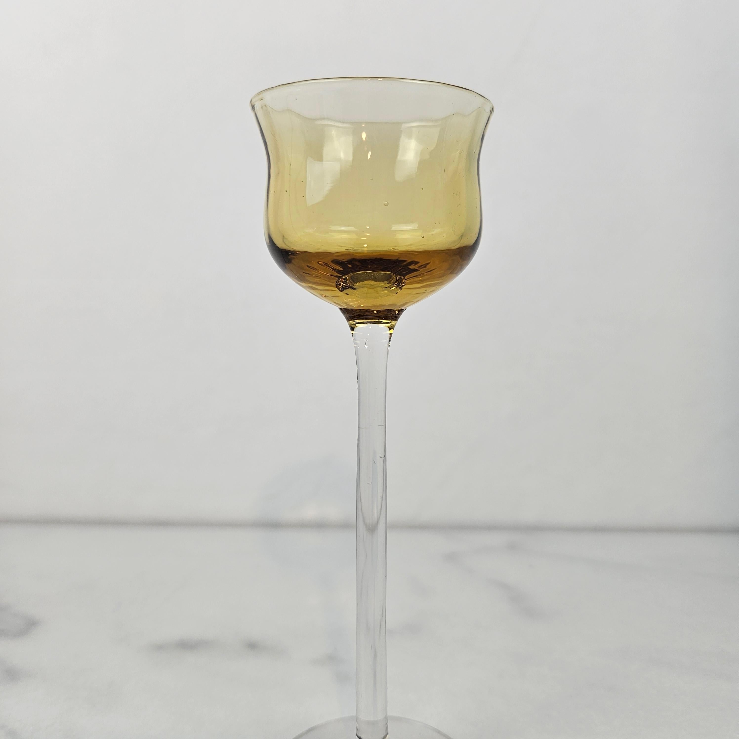 Charmanter Satz von 7 farbigen gerippten Likörgläsern mit langem Stiel, ca. 1920 (Geblasenes Glas) im Angebot