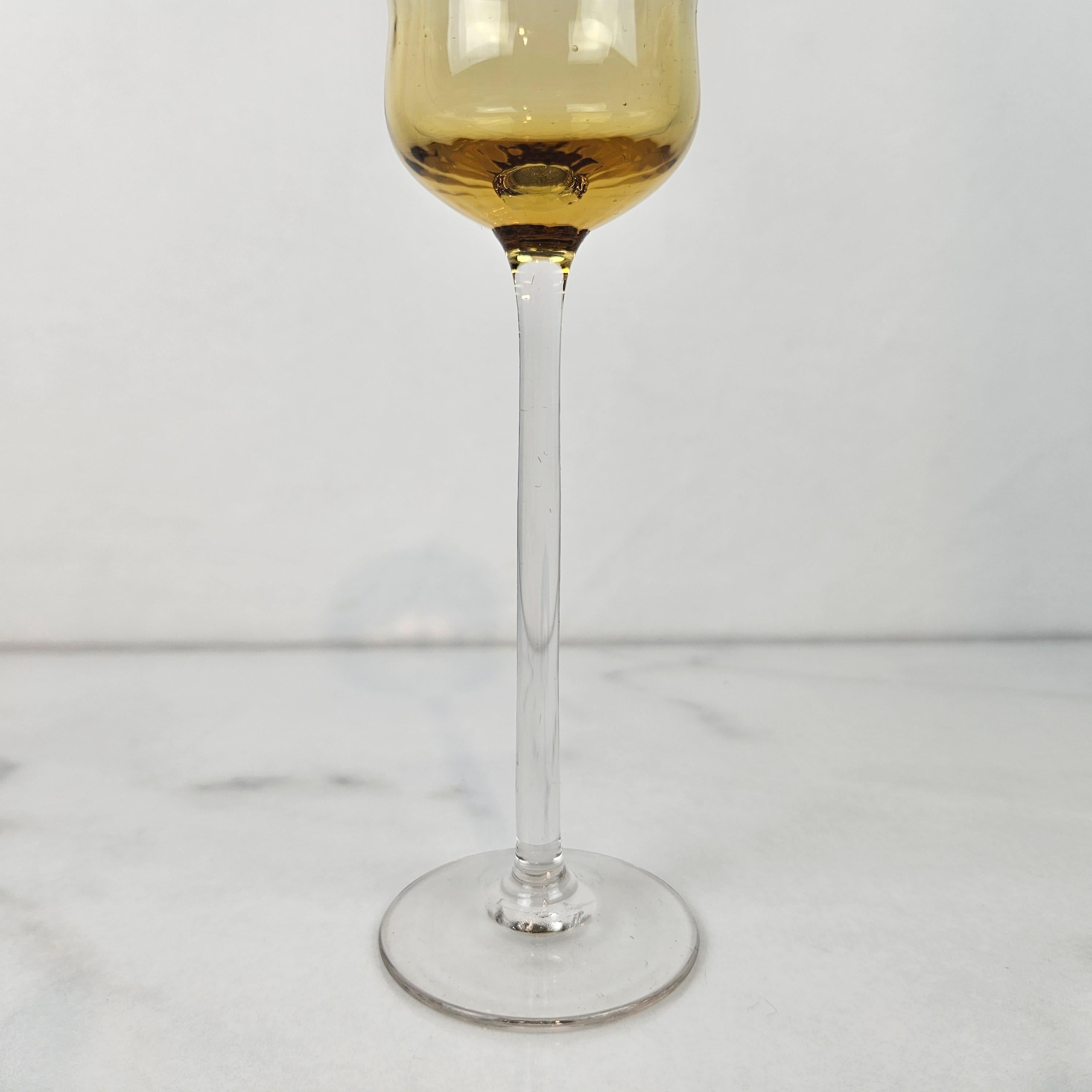 Charmanter Satz von 7 farbigen gerippten Likörgläsern mit langem Stiel, ca. 1920 im Angebot 1