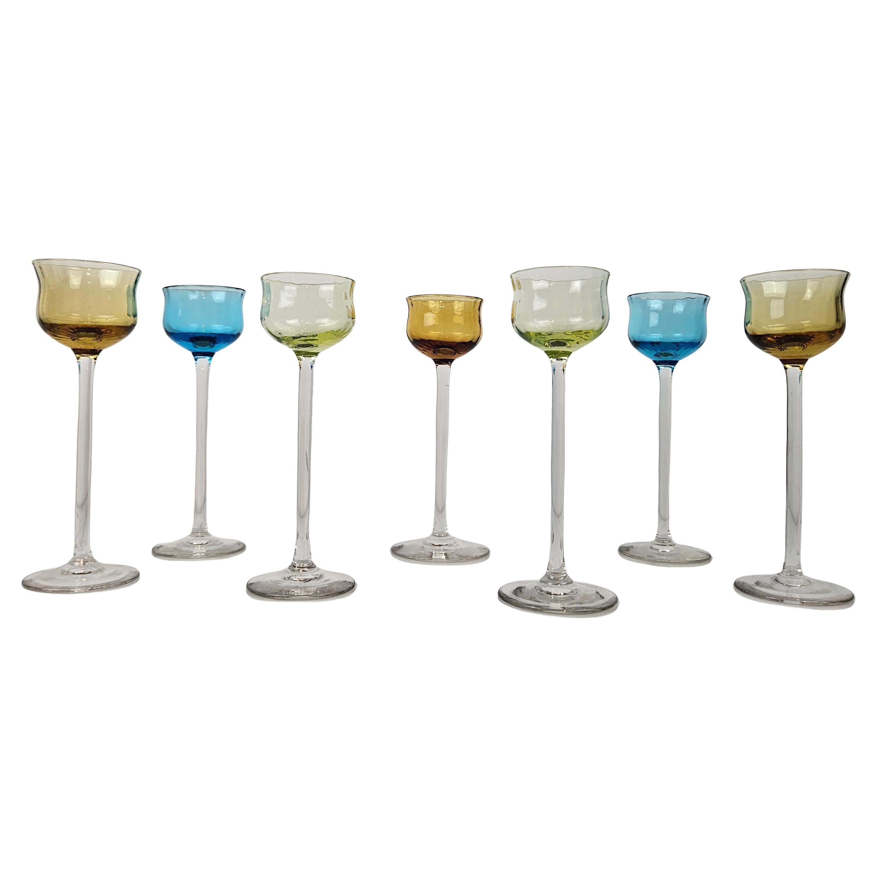 Charmanter Satz von 7 farbigen gerippten Likörgläsern mit langem Stiel, ca. 1920