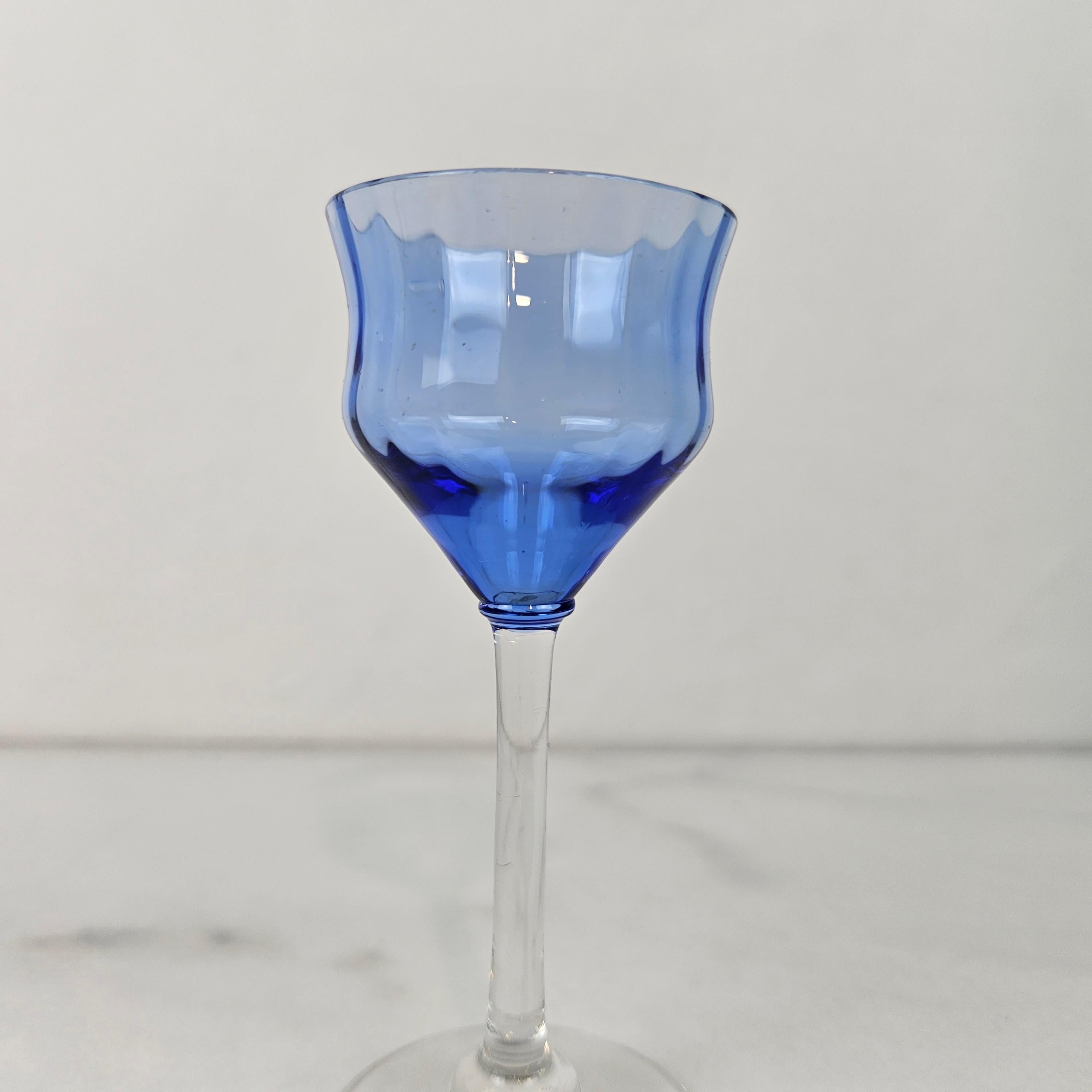 Charmant ensemble de 7 verres à liqueur colorés et striés avec un pied élancé, vers 1920 1920 en vente 2