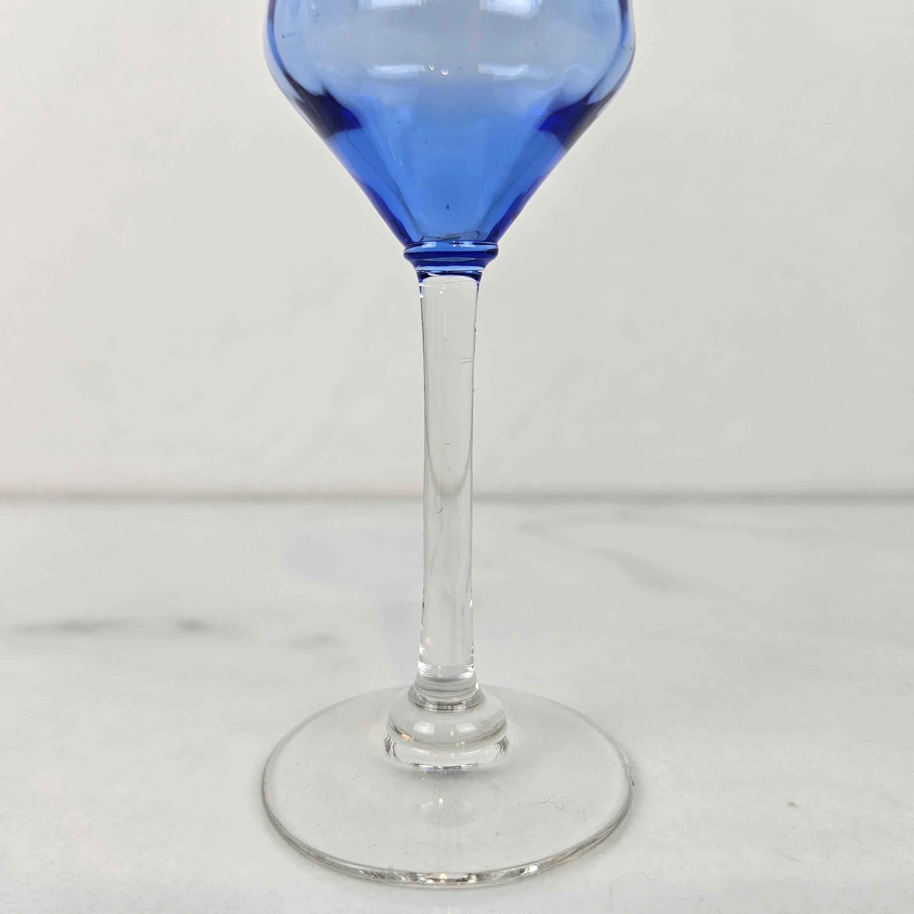 Charmant ensemble de 7 verres à liqueur colorés et striés avec un pied élancé, vers 1920 1920 en vente 3