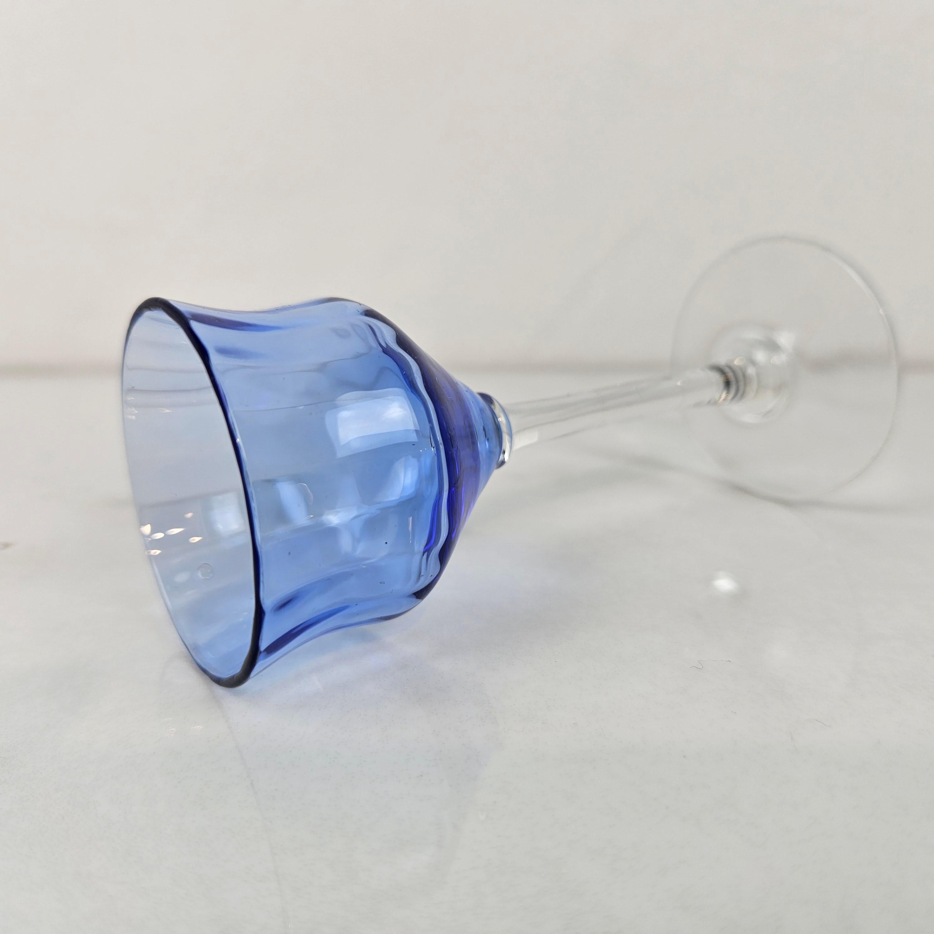 Charmant ensemble de 7 verres à liqueur colorés et striés avec un pied élancé, vers 1920 1920 en vente 4