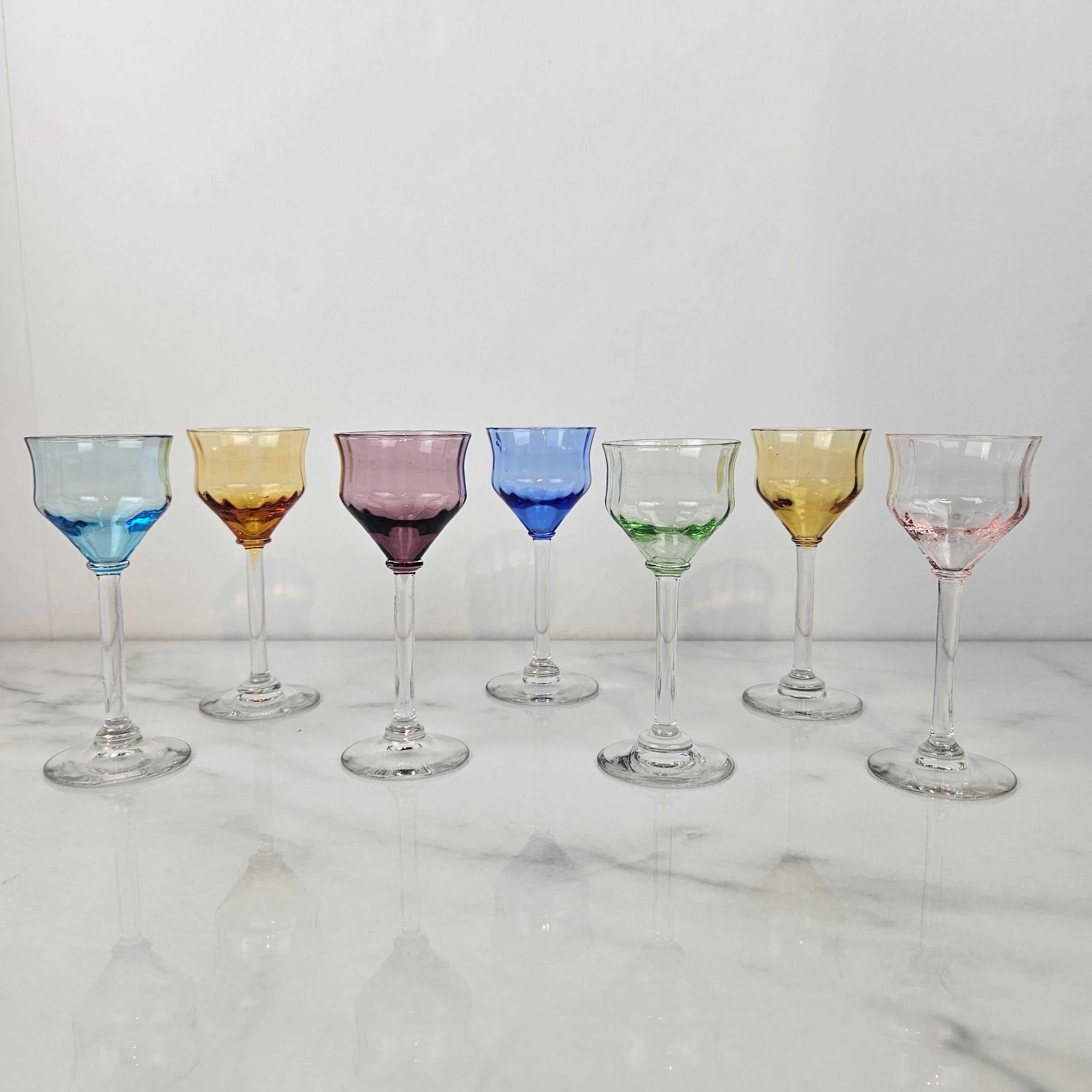 Un magnifique et rare ensemble de sept verres à liqueur ou à cordial anciens, soufflés à la main et datant d'environ 1920. 
Chacune présente une tige transparente délicatement soufflée à la main et un bol subtilement teinté dans des nuances de brume