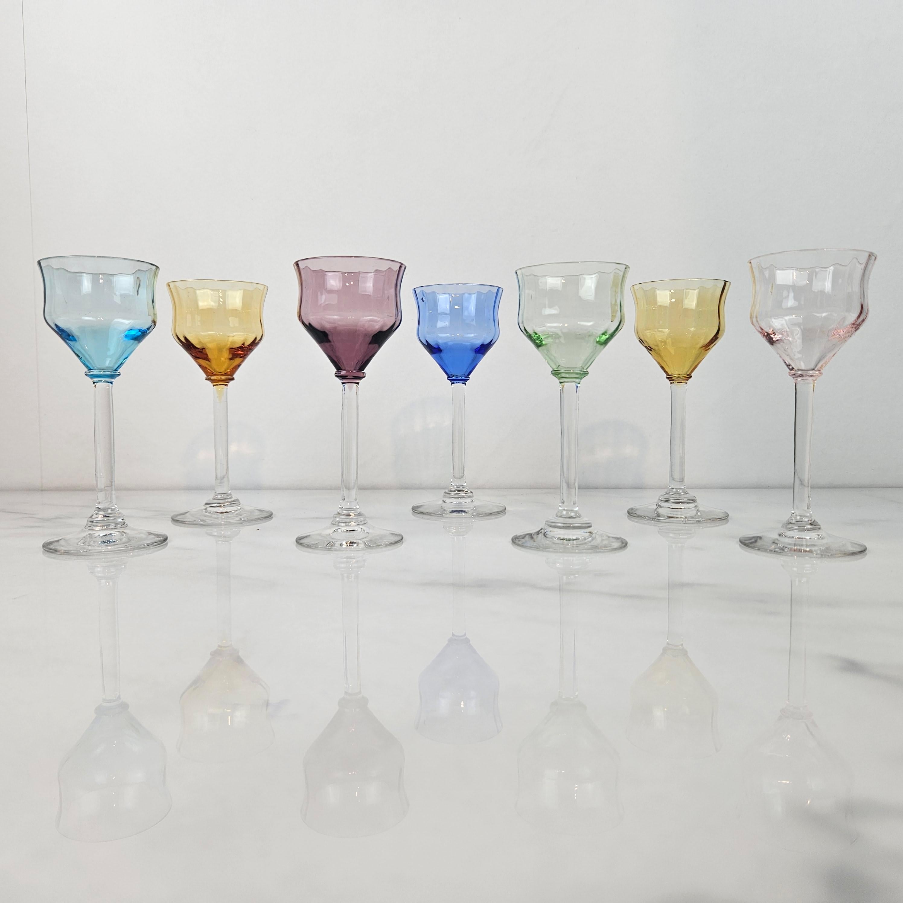 Romantique Charmant ensemble de 7 verres à liqueur colorés et striés avec un pied élancé, vers 1920 1920 en vente