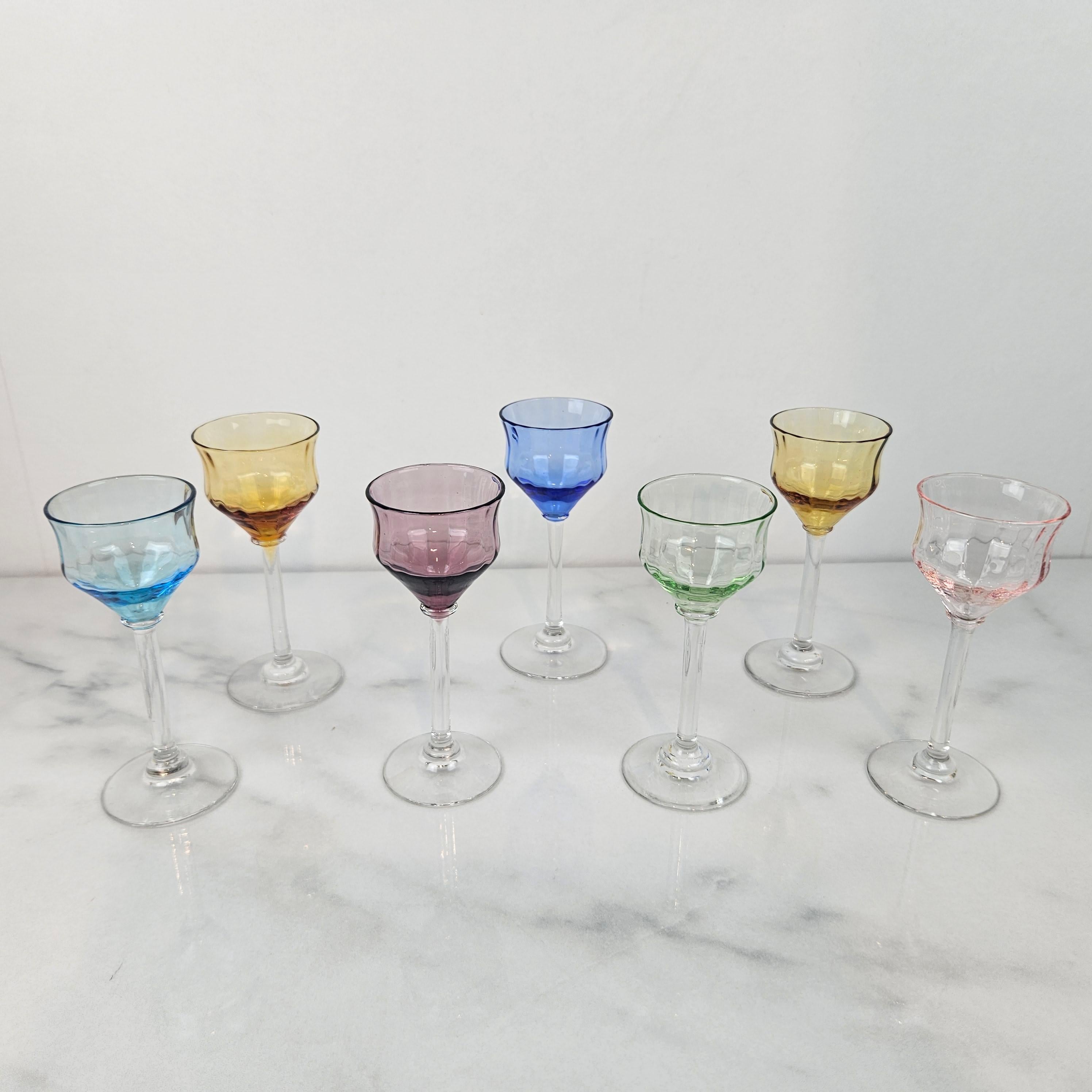Français Charmant ensemble de 7 verres à liqueur colorés et striés avec un pied élancé, vers 1920 1920 en vente
