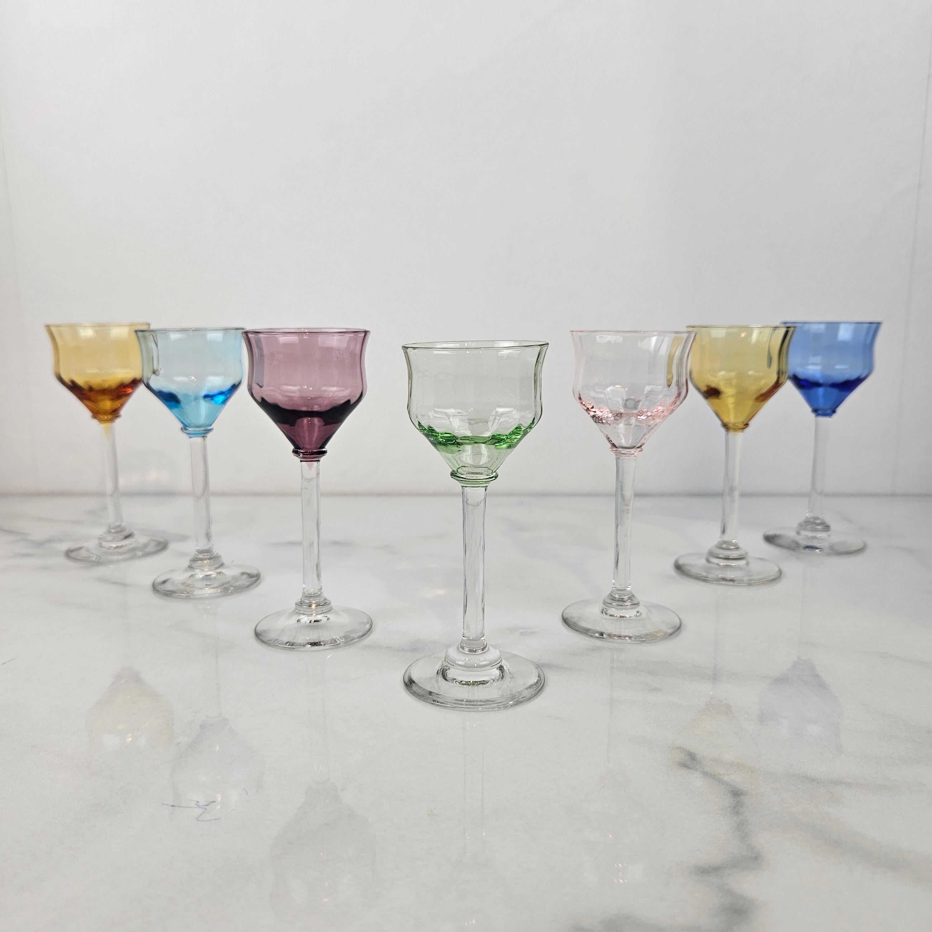 Fait main Charmant ensemble de 7 verres à liqueur colorés et striés avec un pied élancé, vers 1920 1920 en vente