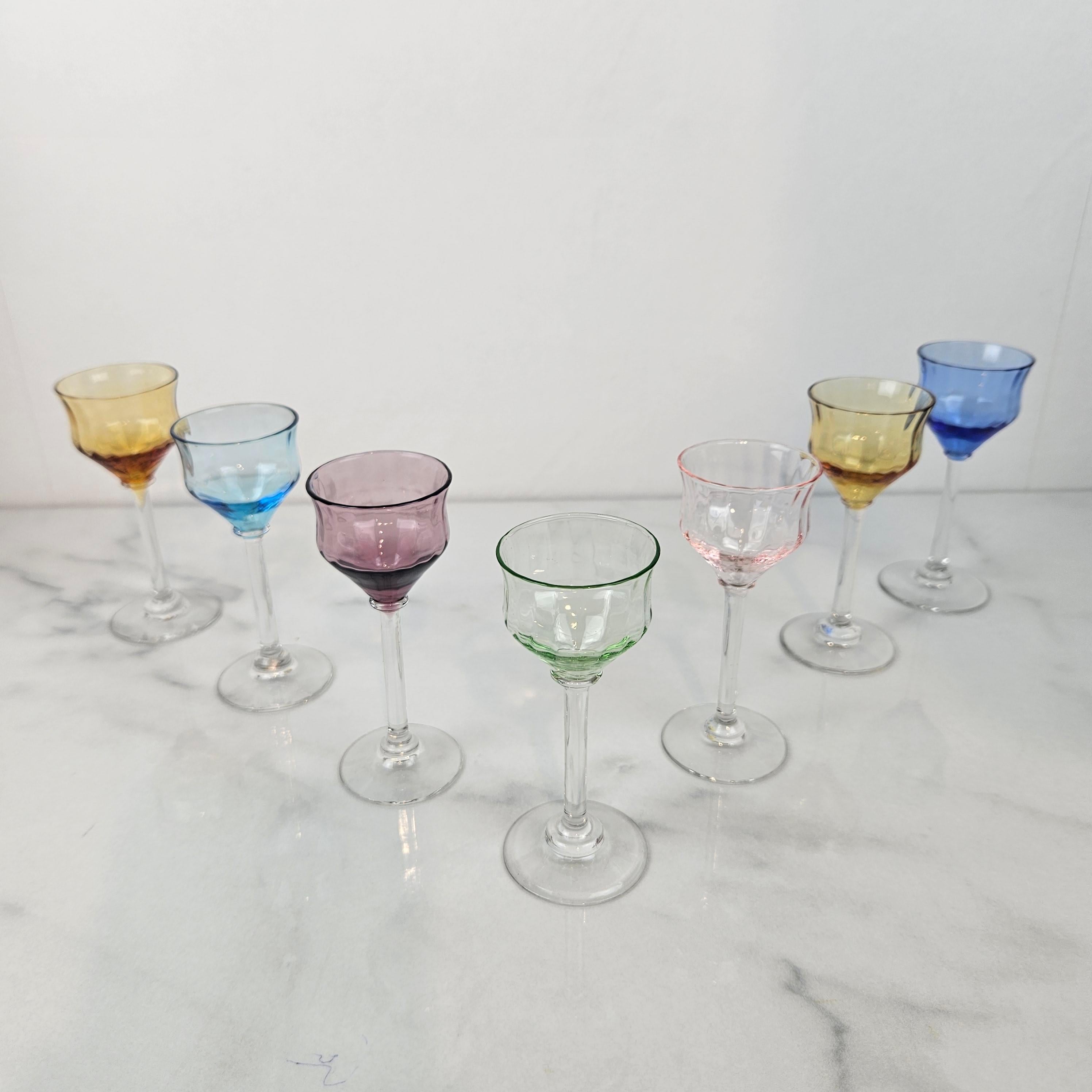Charmant ensemble de 7 verres à liqueur colorés et striés avec un pied élancé, vers 1920 1920 Bon état - En vente à Oud Beijerland, NL