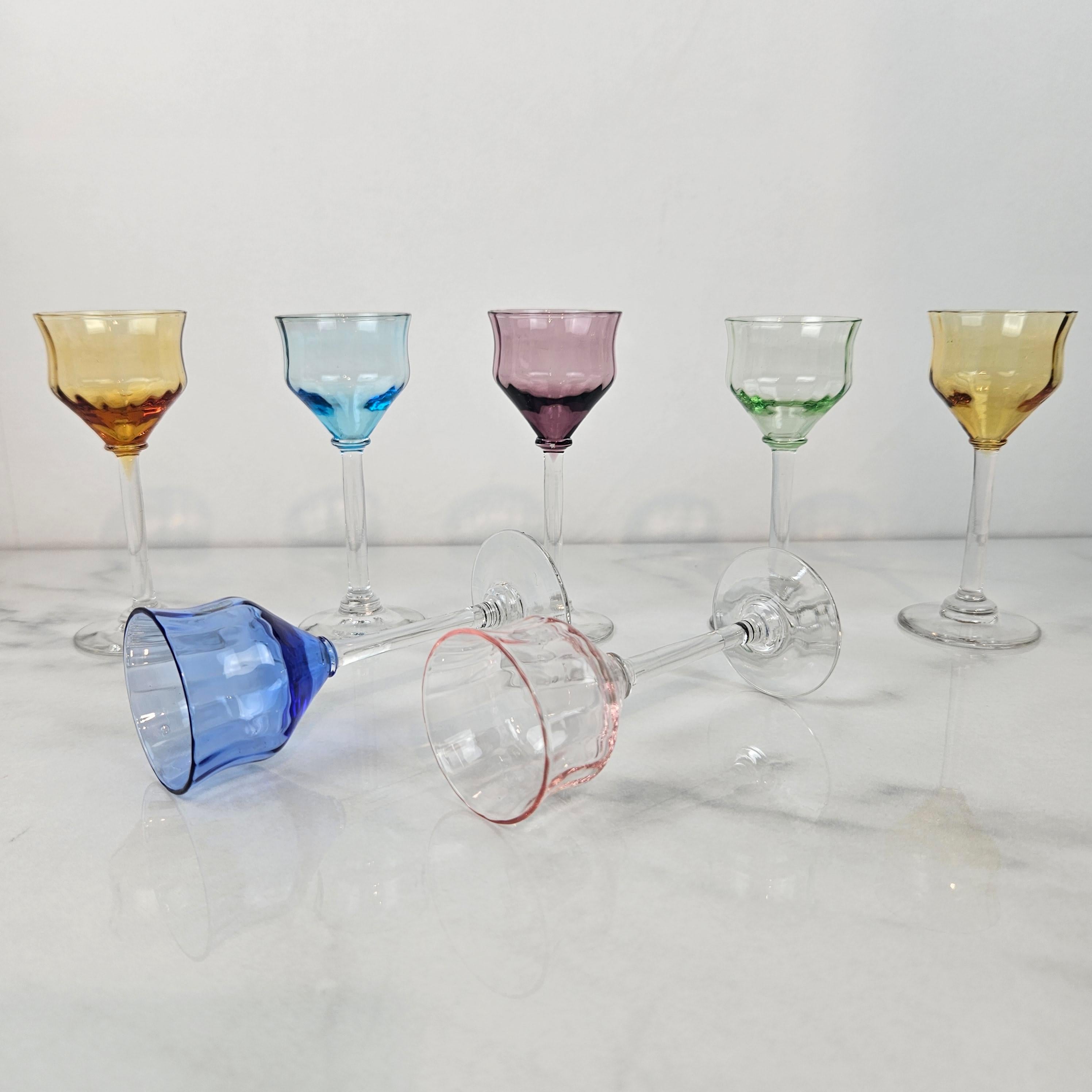Début du 20ème siècle Charmant ensemble de 7 verres à liqueur colorés et striés avec un pied élancé, vers 1920 1920 en vente
