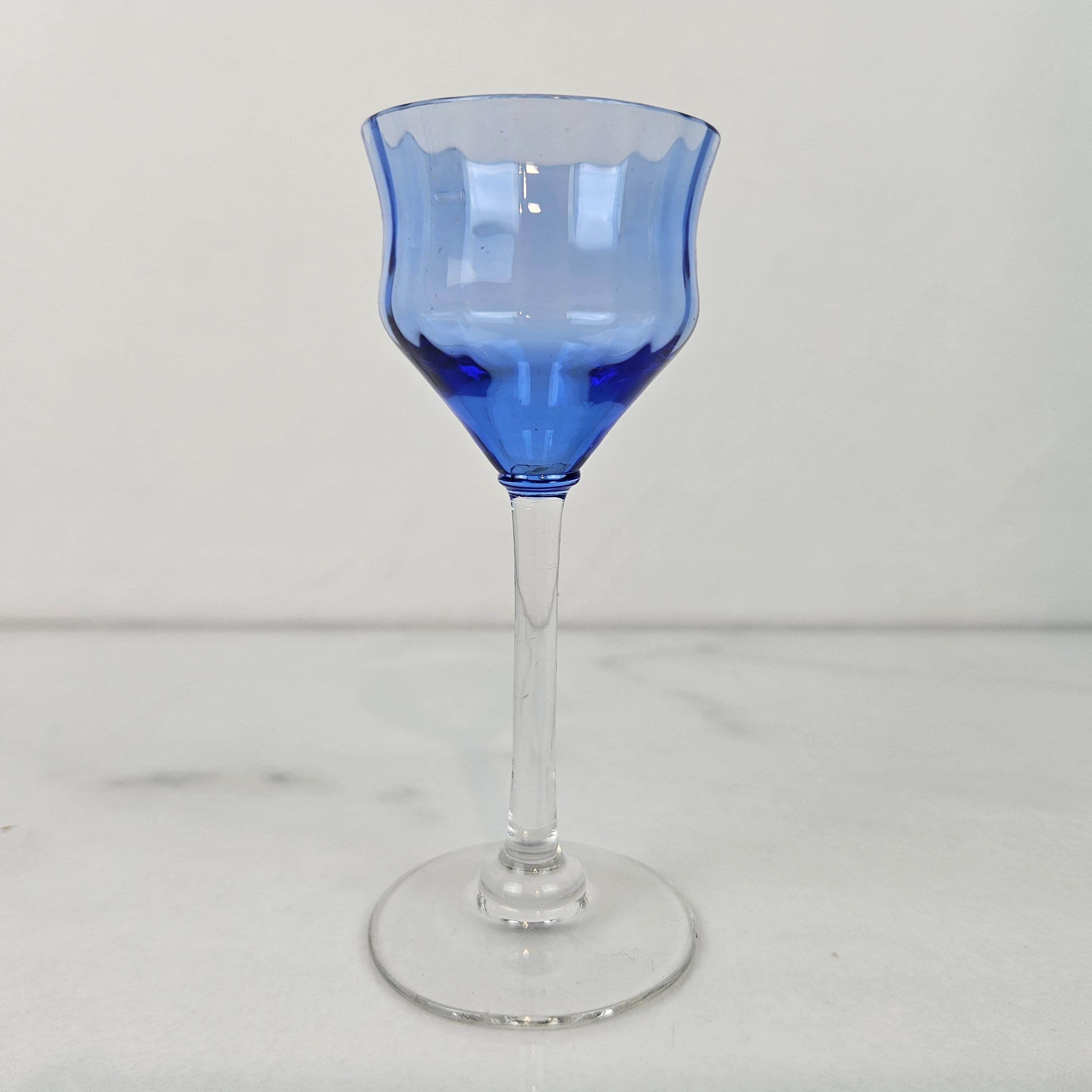 Verre brun Charmant ensemble de 7 verres à liqueur colorés et striés avec un pied élancé, vers 1920 1920 en vente