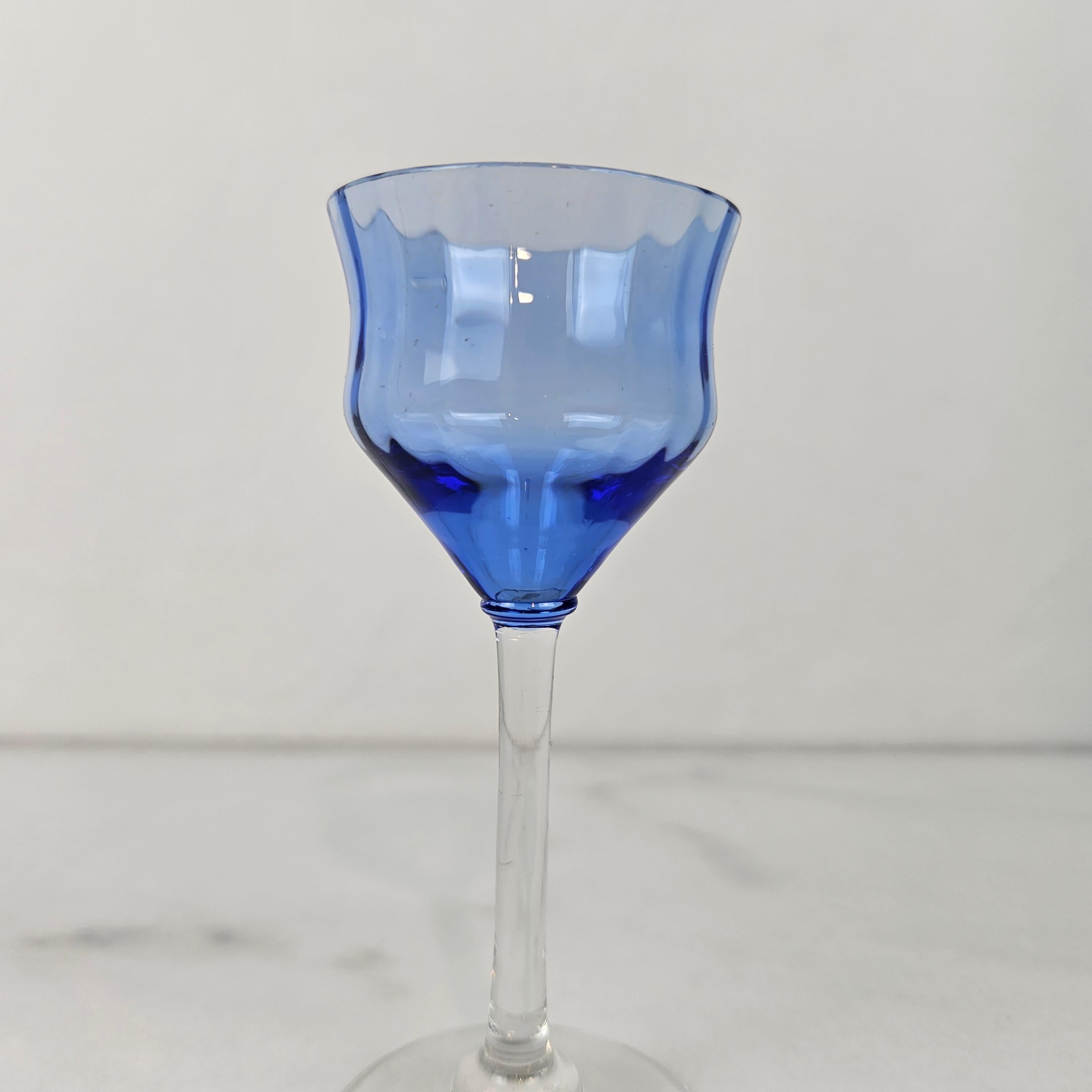 Charmant ensemble de 7 verres à liqueur colorés et striés avec un pied élancé, vers 1920 1920 en vente 1