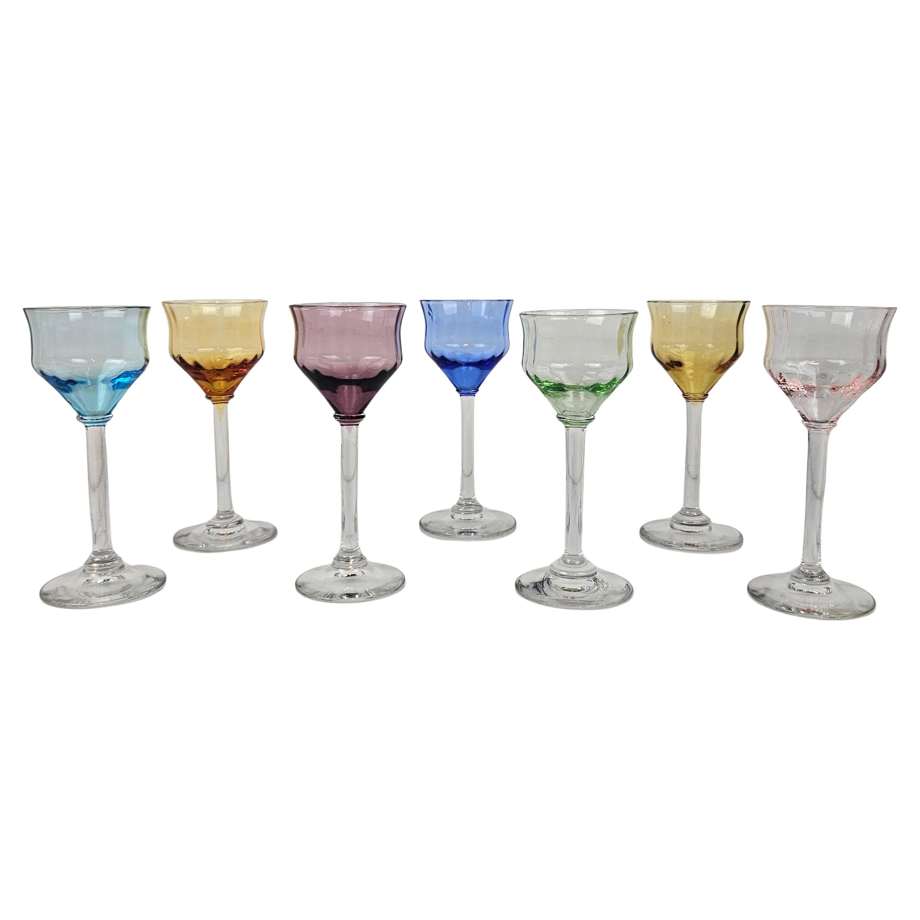 Charmanter Satz von 7 farbigen gerippten Likörgläsern mit schlankem Stiel, ca. 1920