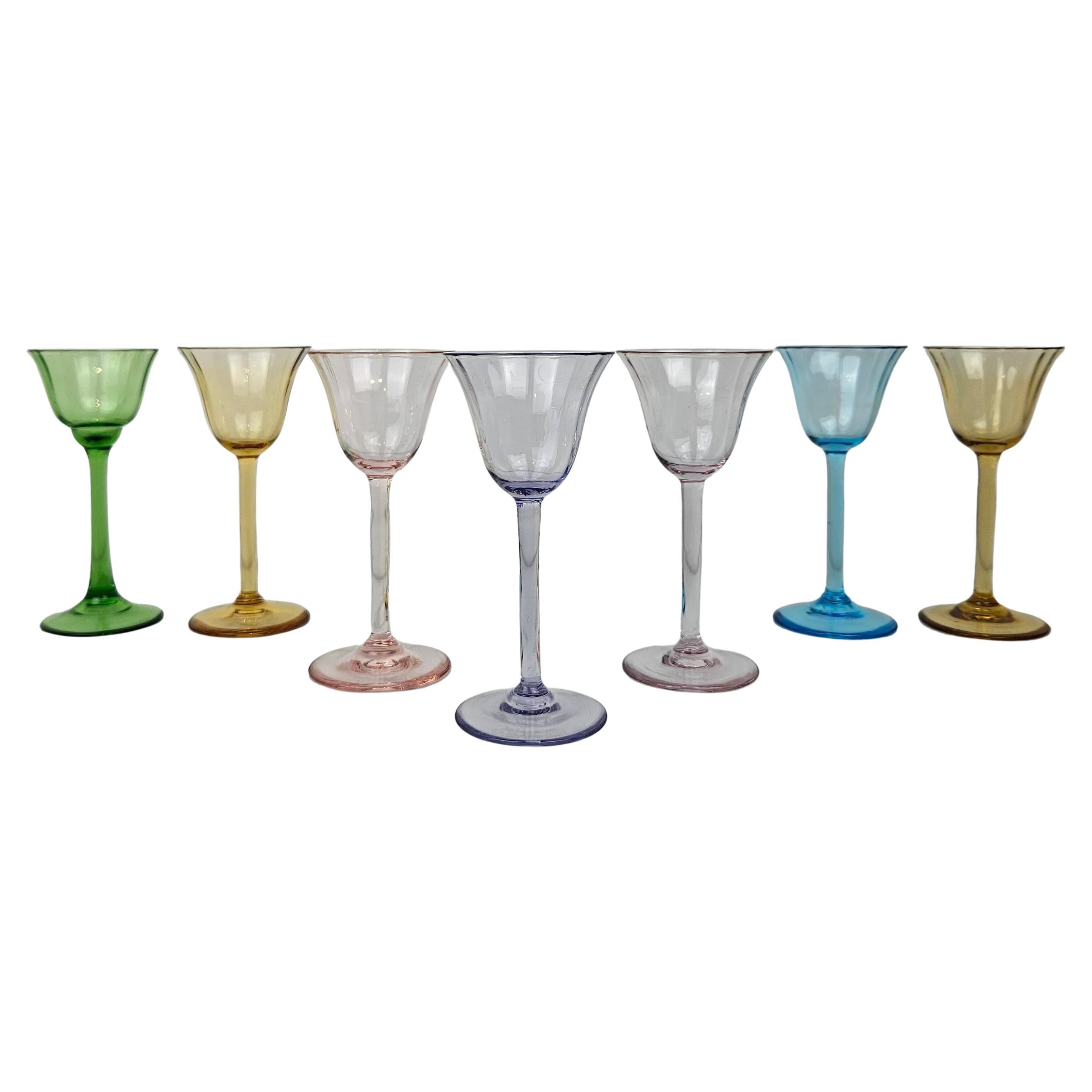 Charmanter Satz von 7 mundgeblasenen, vollfarbigen, gerippten Likörgläsern, ca. 1920