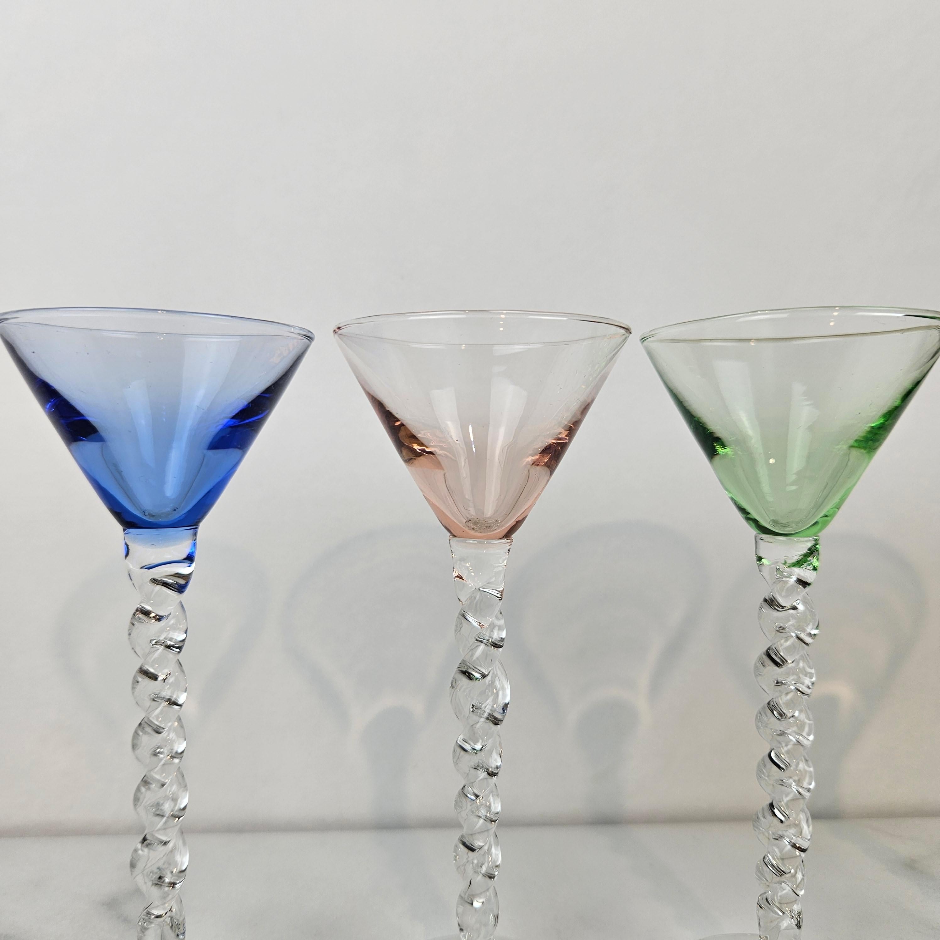 Charmant ensemble de 8 verres à liqueur colorés à long pied torsadé, ca. 1930 en vente 2