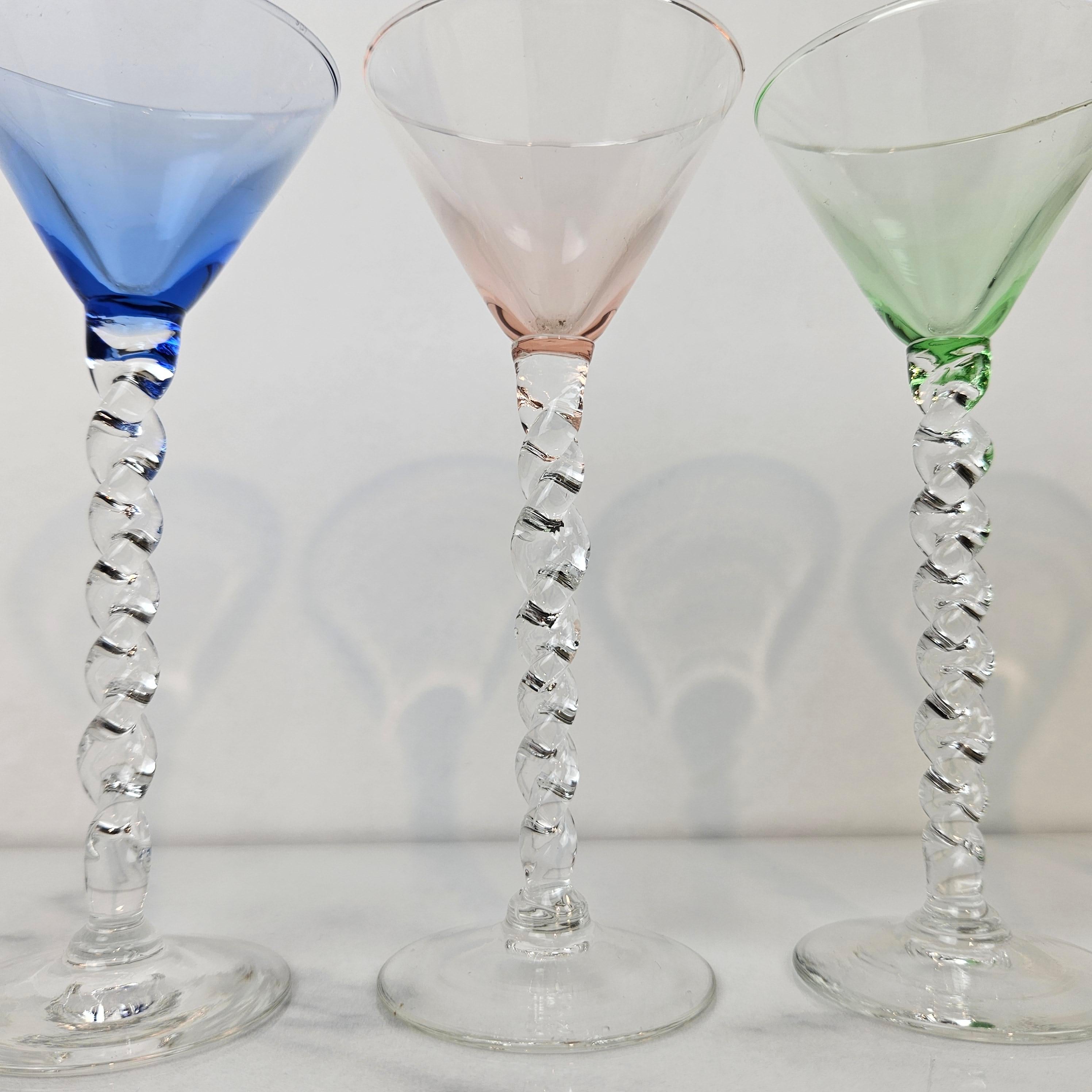 Charmant ensemble de 8 verres à liqueur colorés à long pied torsadé, ca. 1930 en vente 3