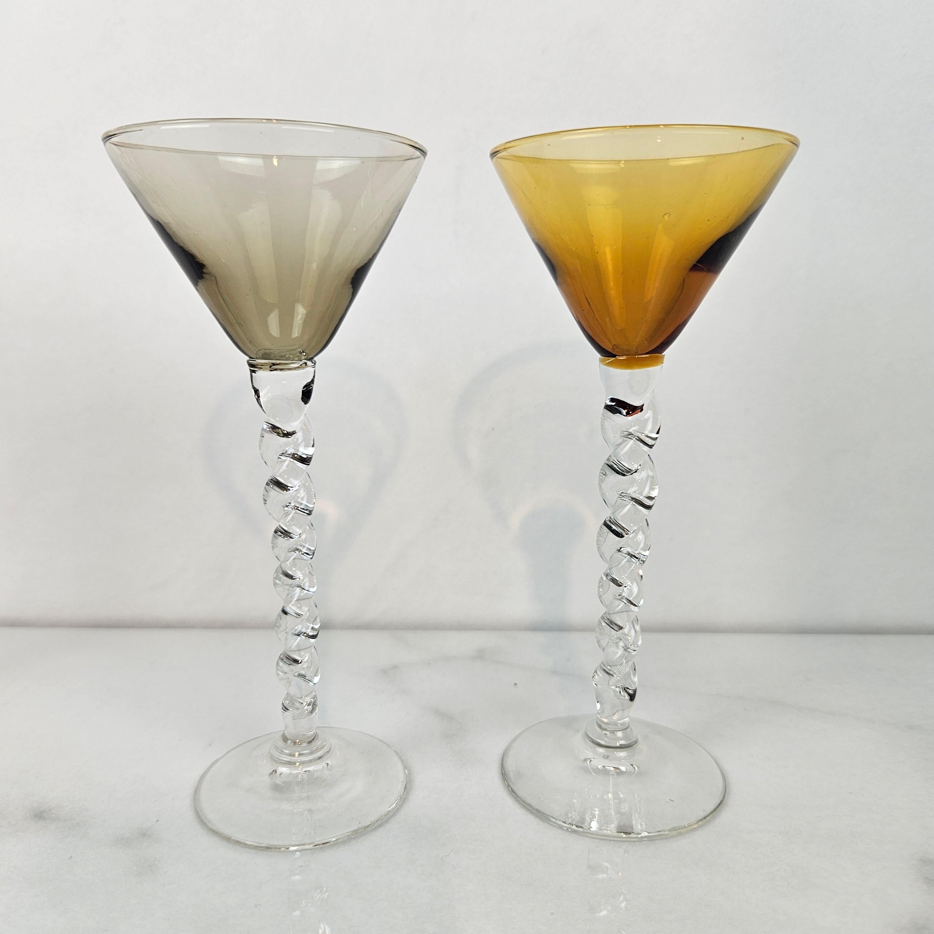 Charmant ensemble de 8 verres à liqueur colorés à long pied torsadé, ca. 1930 en vente 4
