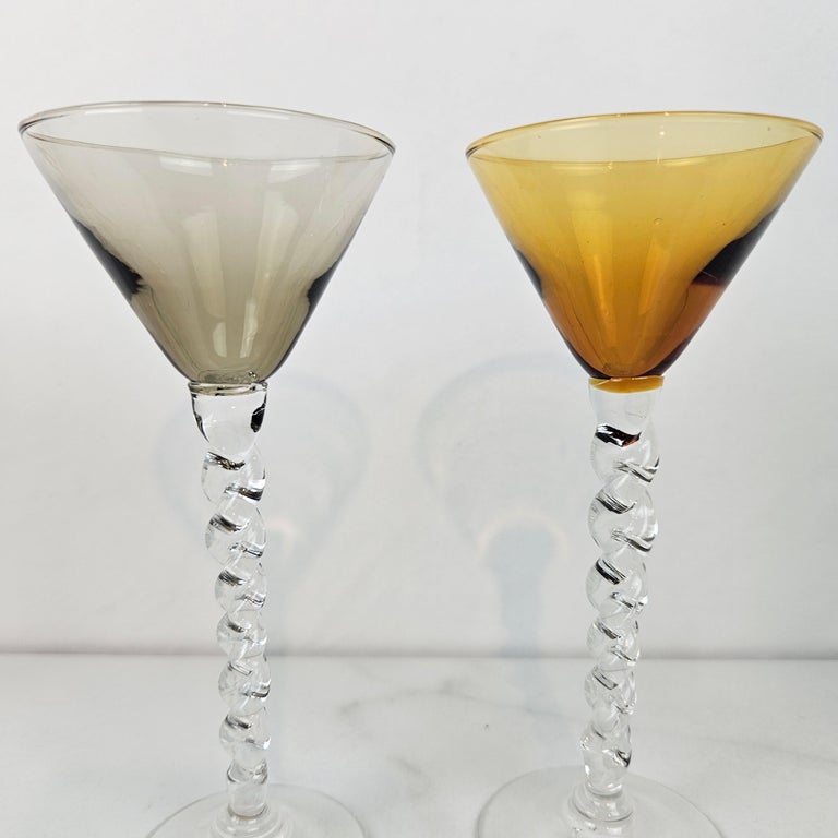 Charmanter Satz von 8 farbigen Likörgläsern mit langem gedrehtem Stiel, ca. 1930 im Angebot bei 1stDibs Deutschland